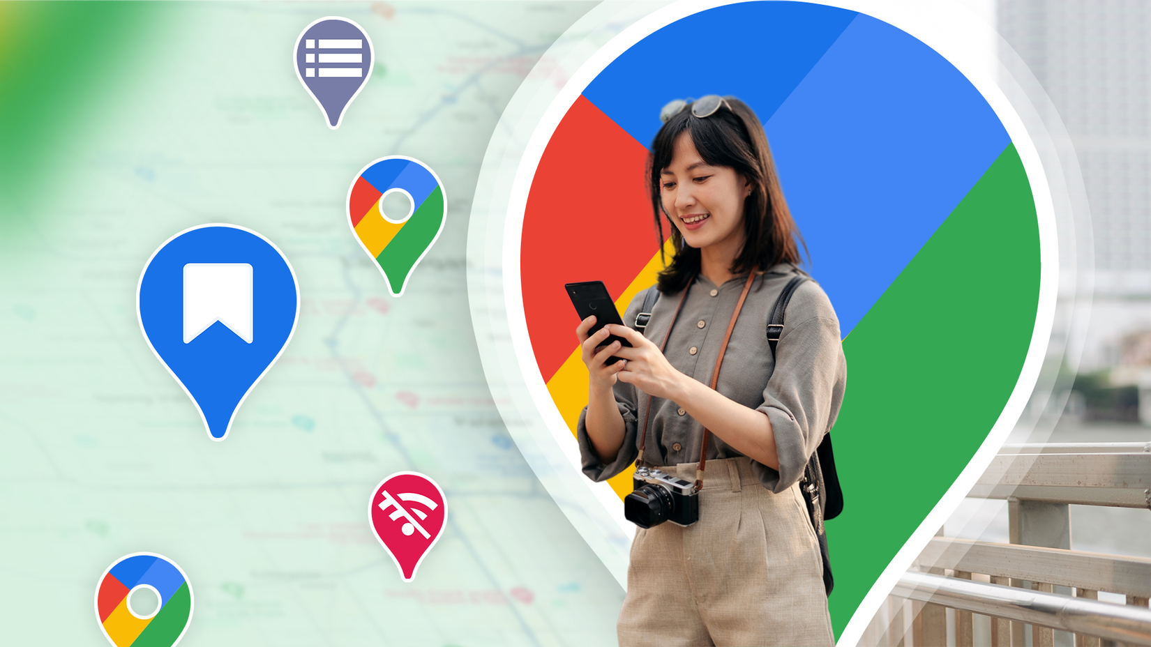 Mulher sorridente usando o telefone com uma câmera pendurada no pescoço, sobreposta a um grande logotipo de alfinete do Google Maps, cercada por ícones de mapas coloridos para listas e favoritos