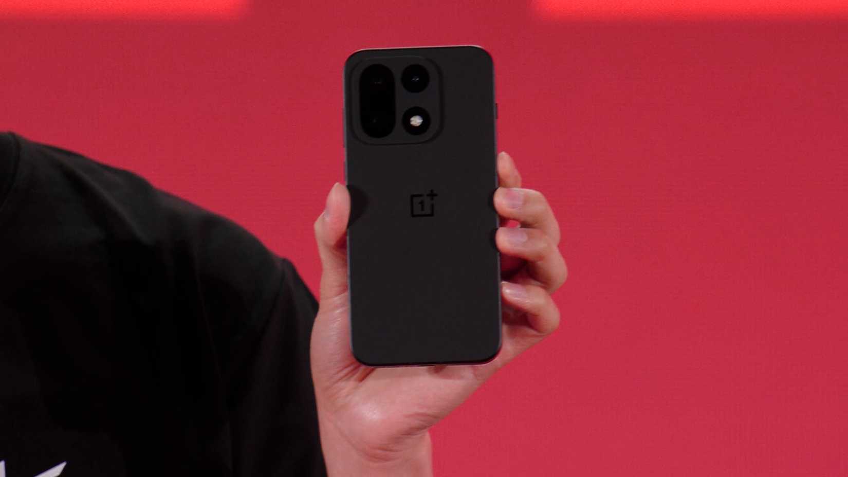 The OnePlus 15 shown off at the Chinese Qualcomm event.