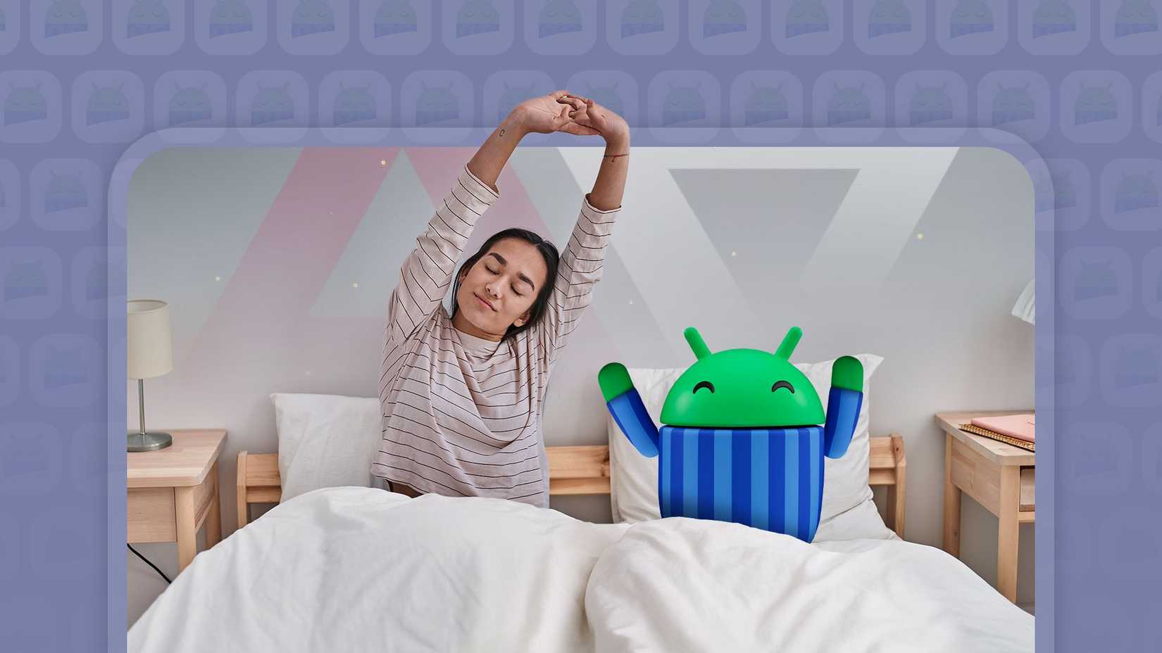 Mulher acordando e esticando os braços no quarto, com o mascote Android ao lado dela vestindo pijama listrado azul