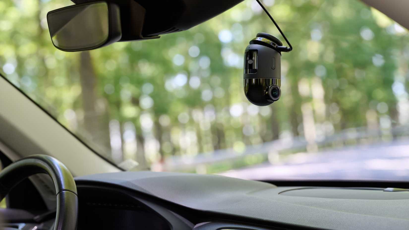 The 70mai 4K Omni in a parked car.