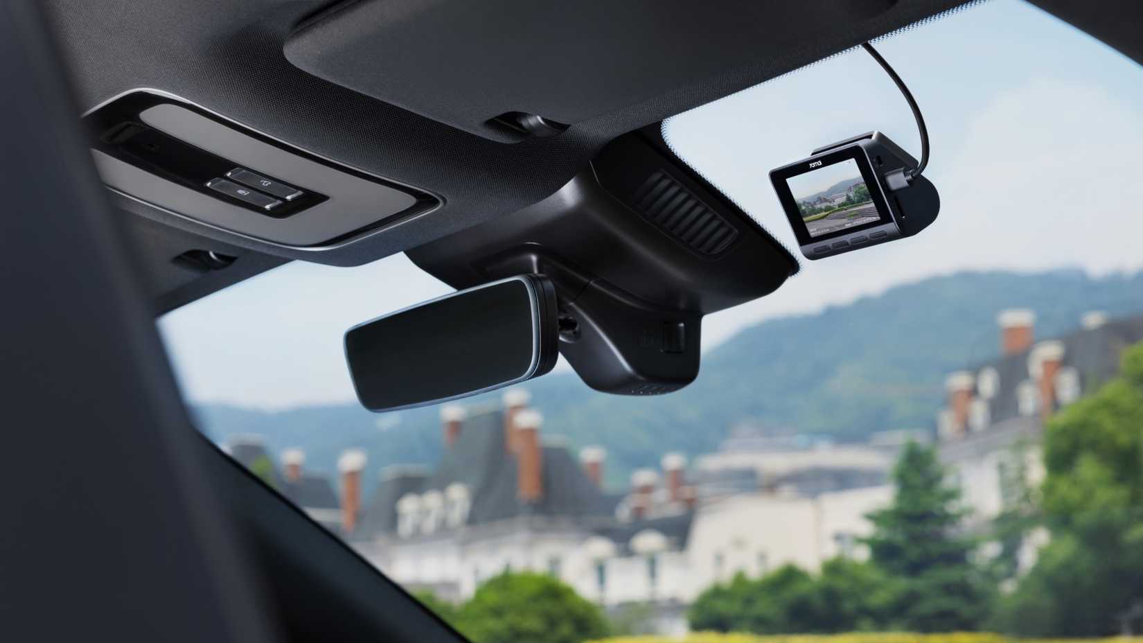 The 70mai A810 dash cam on a car