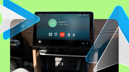Tela do painel de um carro com Android Auto durante uma chamada telefônica, com o logotipo do Android Auto sobreposto.