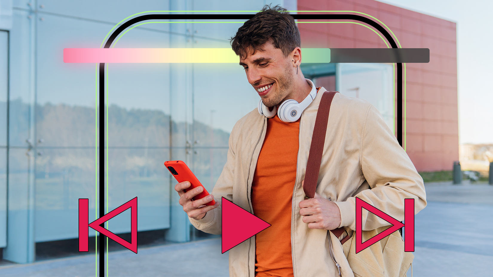 Um homem usando fones de ouvido no pescoço sorri enquanto olha para o telefone, cercado por ícones brilhantes de controle de mídia e uma barra de progresso colorida sobreposta