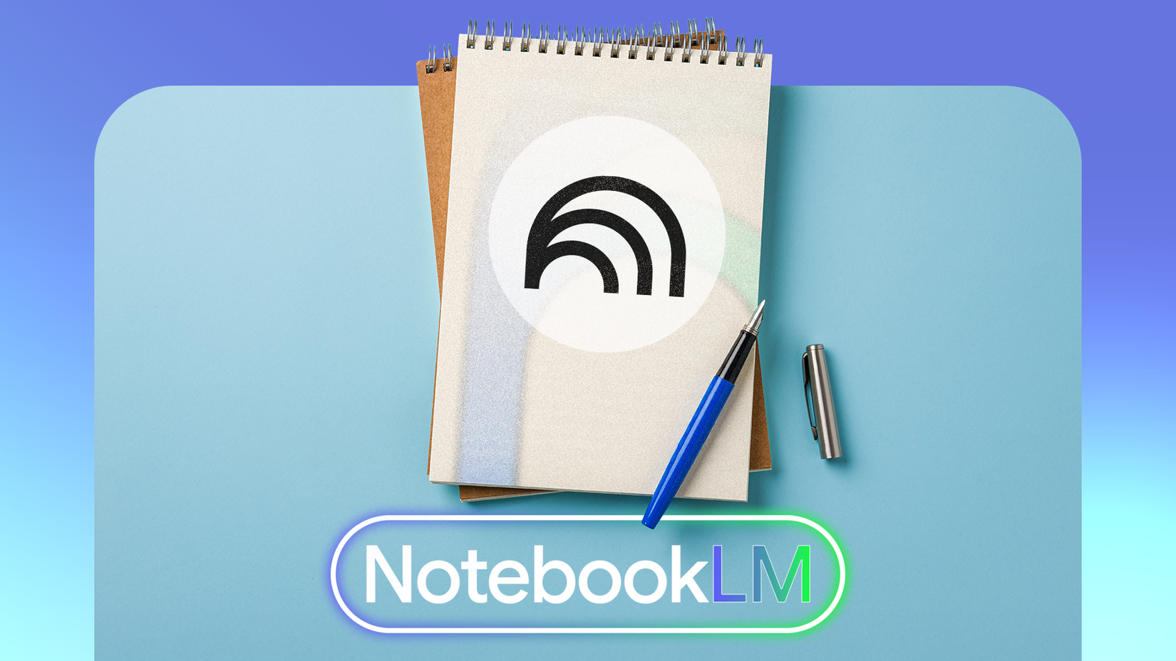 Um caderno com o logotipo NotebookLM na capa, uma caneta azul apoiada na parte superior e o nome NotebookLM exibido abaixo.
