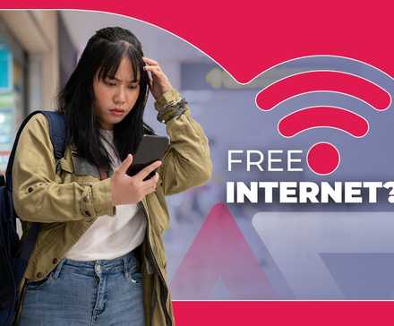 Uma mulher olhando confusa para o telefone, com um grande símbolo de Wi-Fi e o texto “Internet grátis” ao lado dela.