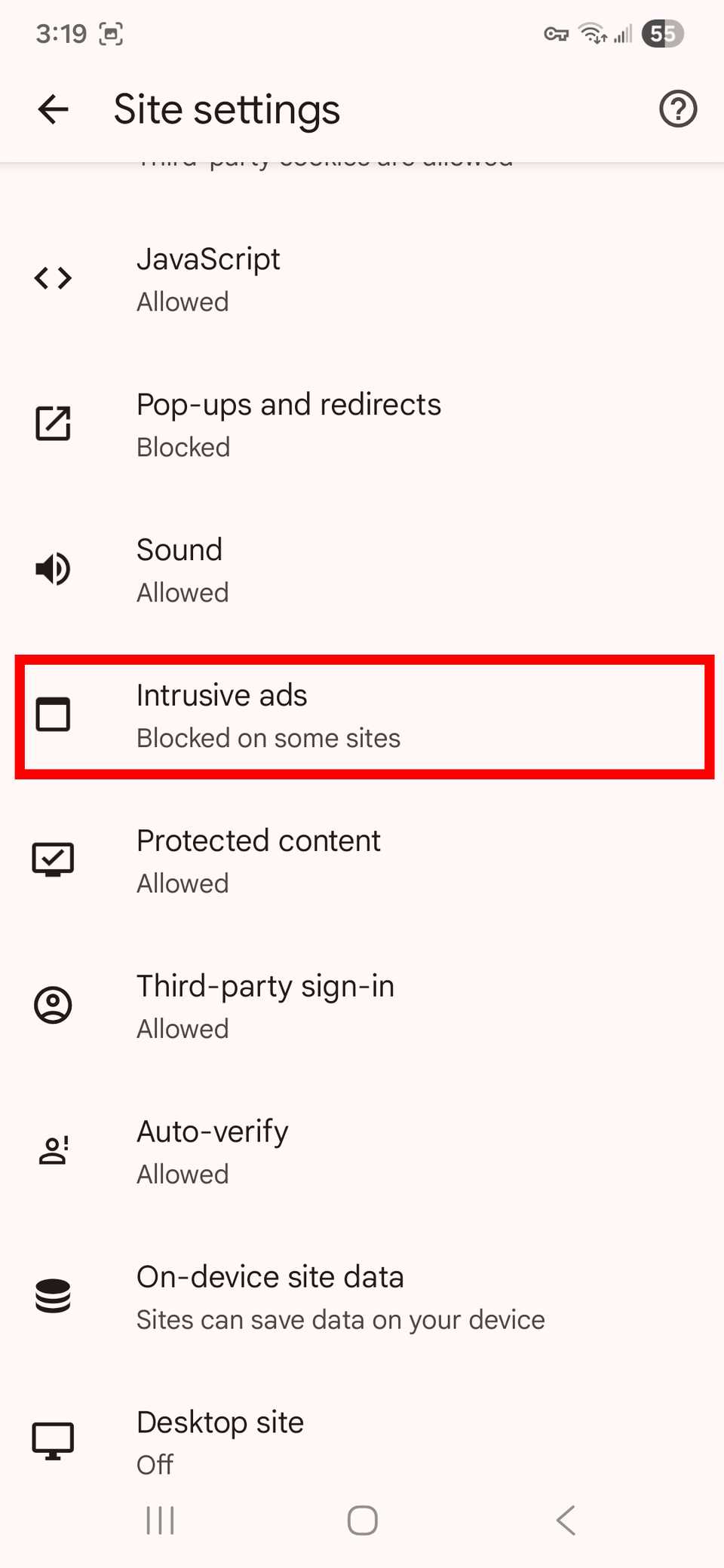 مخطط مستطيل أحمر يسلط الضوء على الإعلانات المتطفلة في إعدادات الموقع على تطبيق Chrome