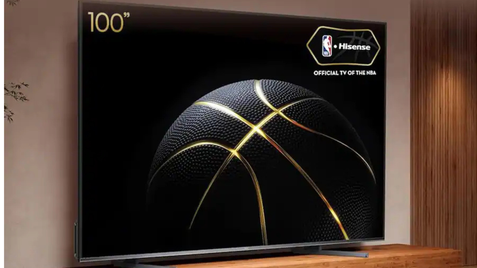 انخفض سعر Google TV الضخم مقاس 100 بوصة هذا إلى سعر لا يمكن تجاهله 2 هيسنس 100" تلفزيون Google الذكي من سلسلة U70 QLED 4K UHD في غرفة المعيشة