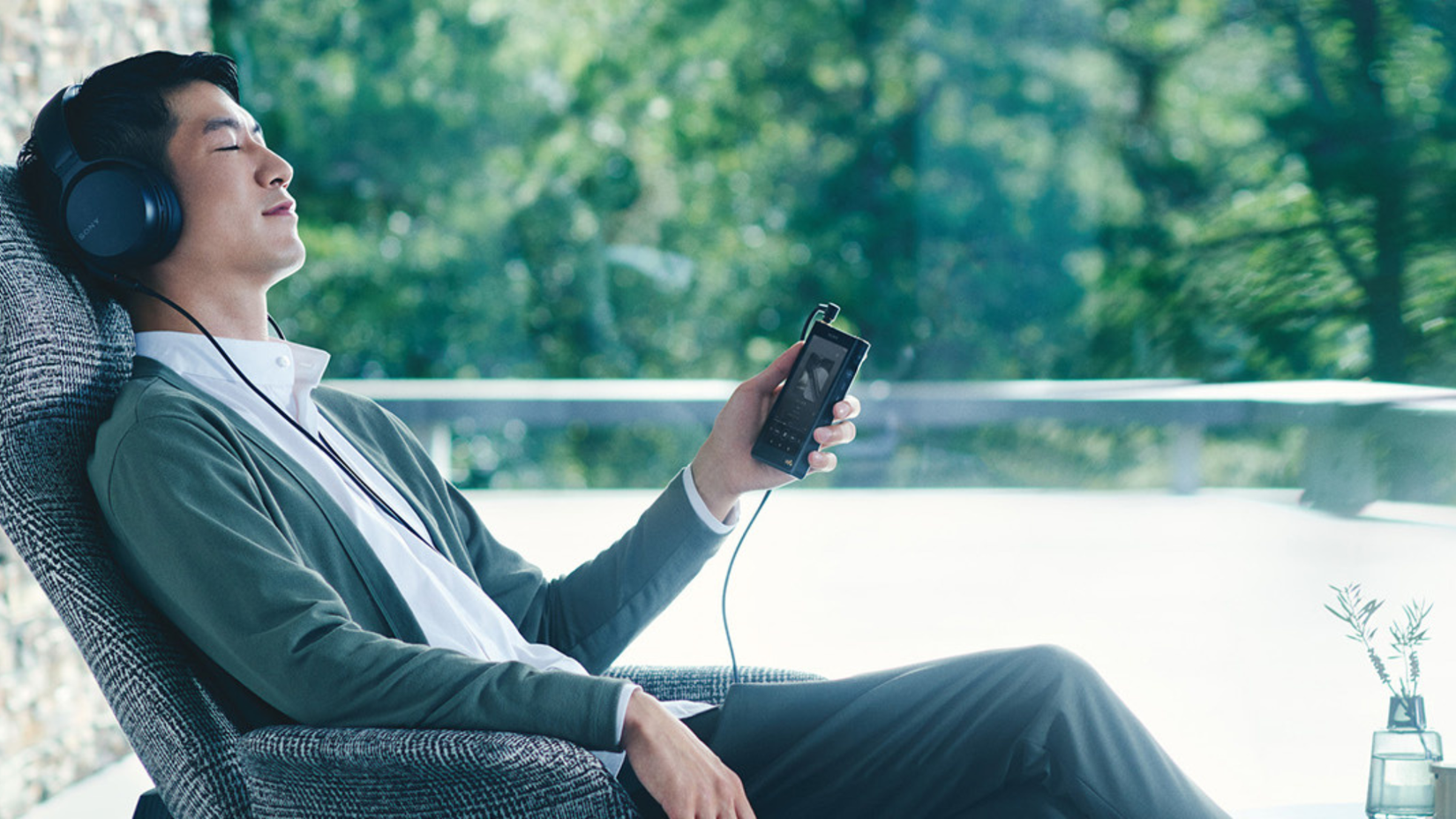 Person using Sony NW-WM1AM2