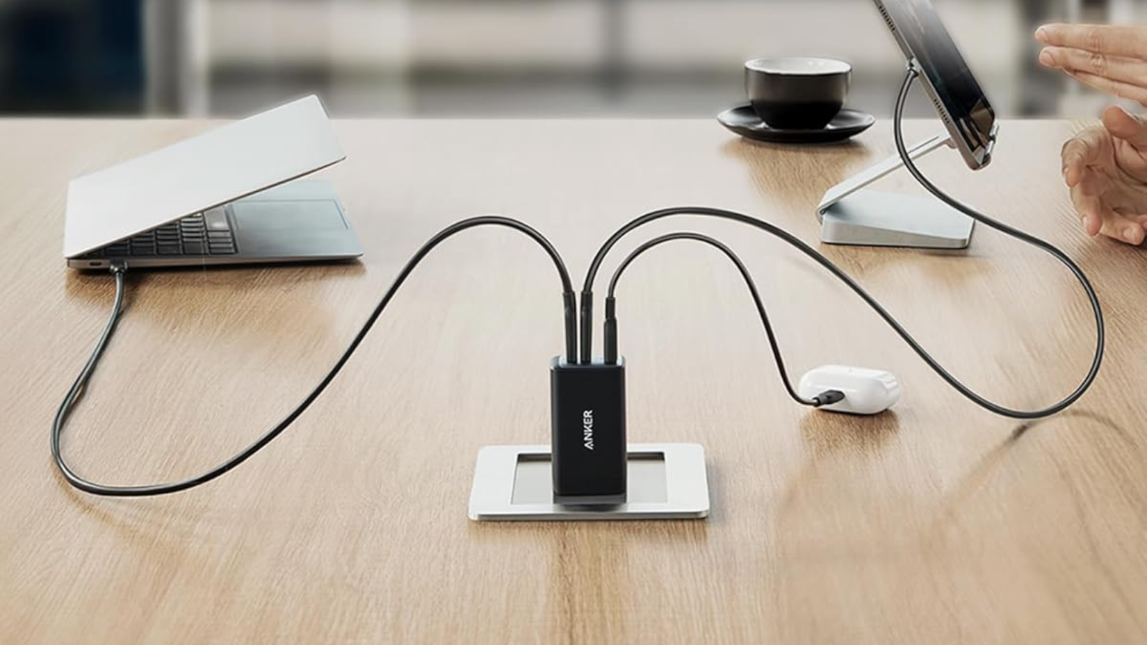 يعد شاحن Anker هذا هو المفضل لدى المستخدمين والذي وصل الآن إلى أدنى مستوياته على الإطلاق 1 شاحن أنكر 735 متصل بالأجهزة