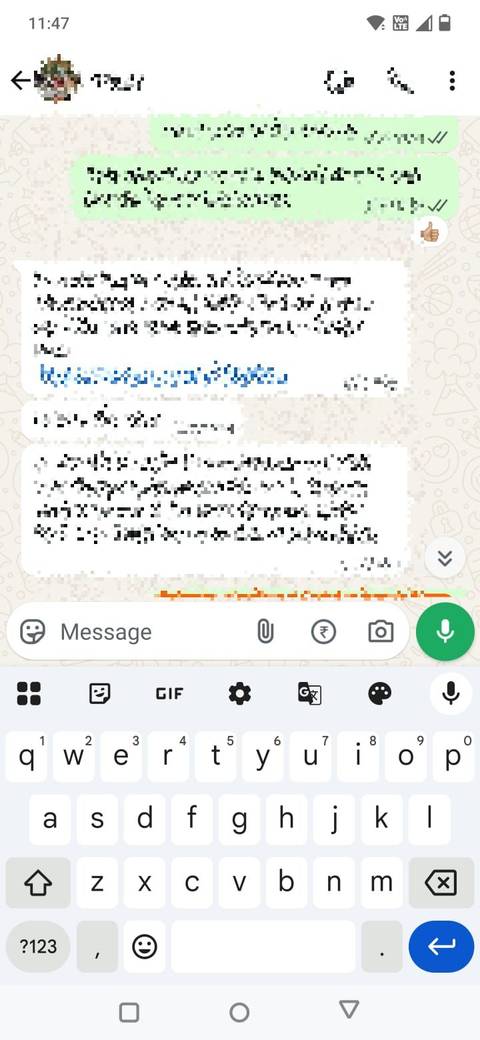 لقد توقفت أخيرًا عن ارتكاب الأخطاء المطبعية باستخدام ميزات Gboard التي تم الاستخفاف بها 5 لقطة شاشة تظهر Gboard في دردشة WhatsApp