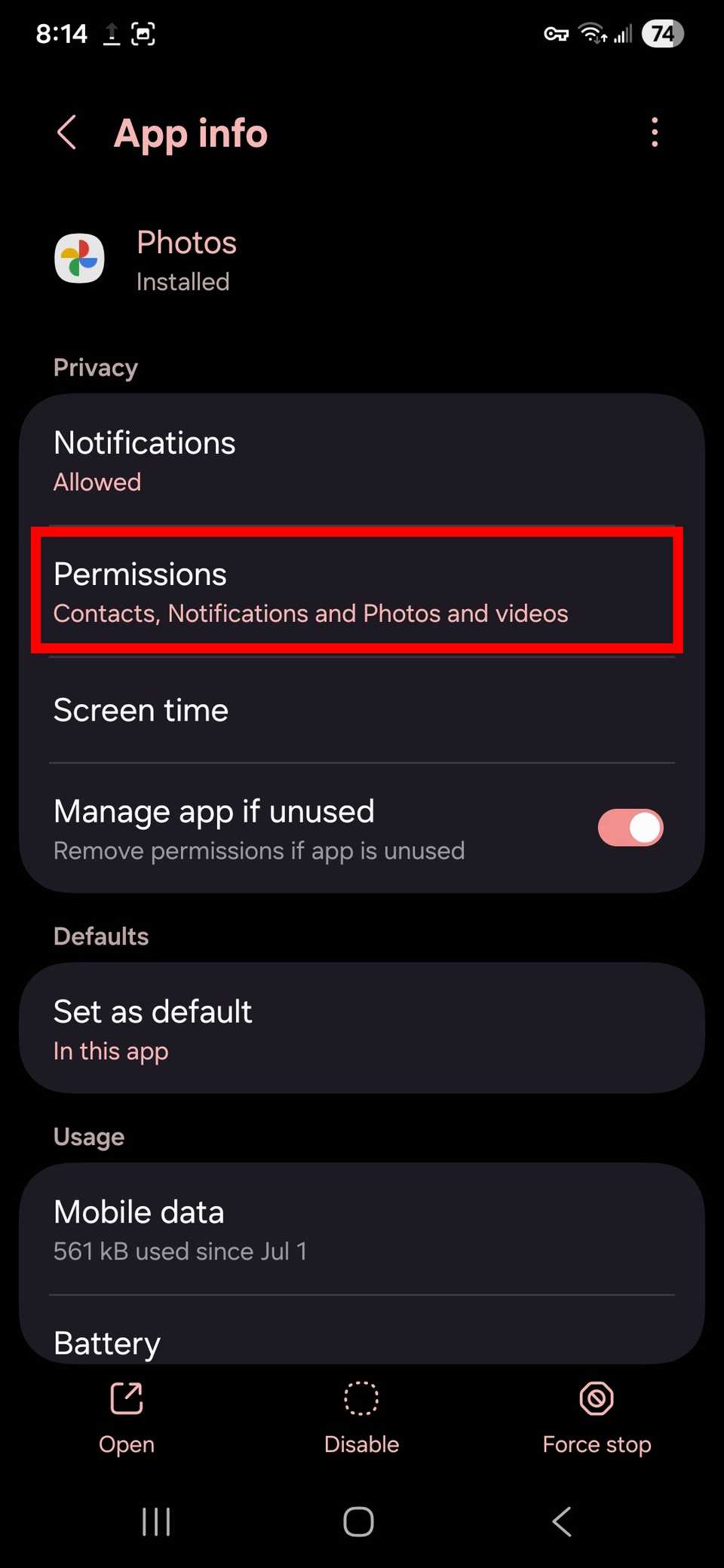مخطط مستطيل أحمر يسلط الضوء على الأذونات في تطبيق الصور على هاتف Android