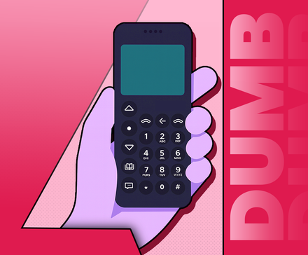 Ψάχνω ενεργά για ανόητη τεχνολογία το 2026 (και θα πρέπει επίσης) Απεικόνιση ενός χεριού που κρατά ένα βασικό τηλέφωνο σε ροζ και κόκκινο φόντο με τη λέξη «ΒΛΑΚ» να εμφανίζεται δίπλα του.