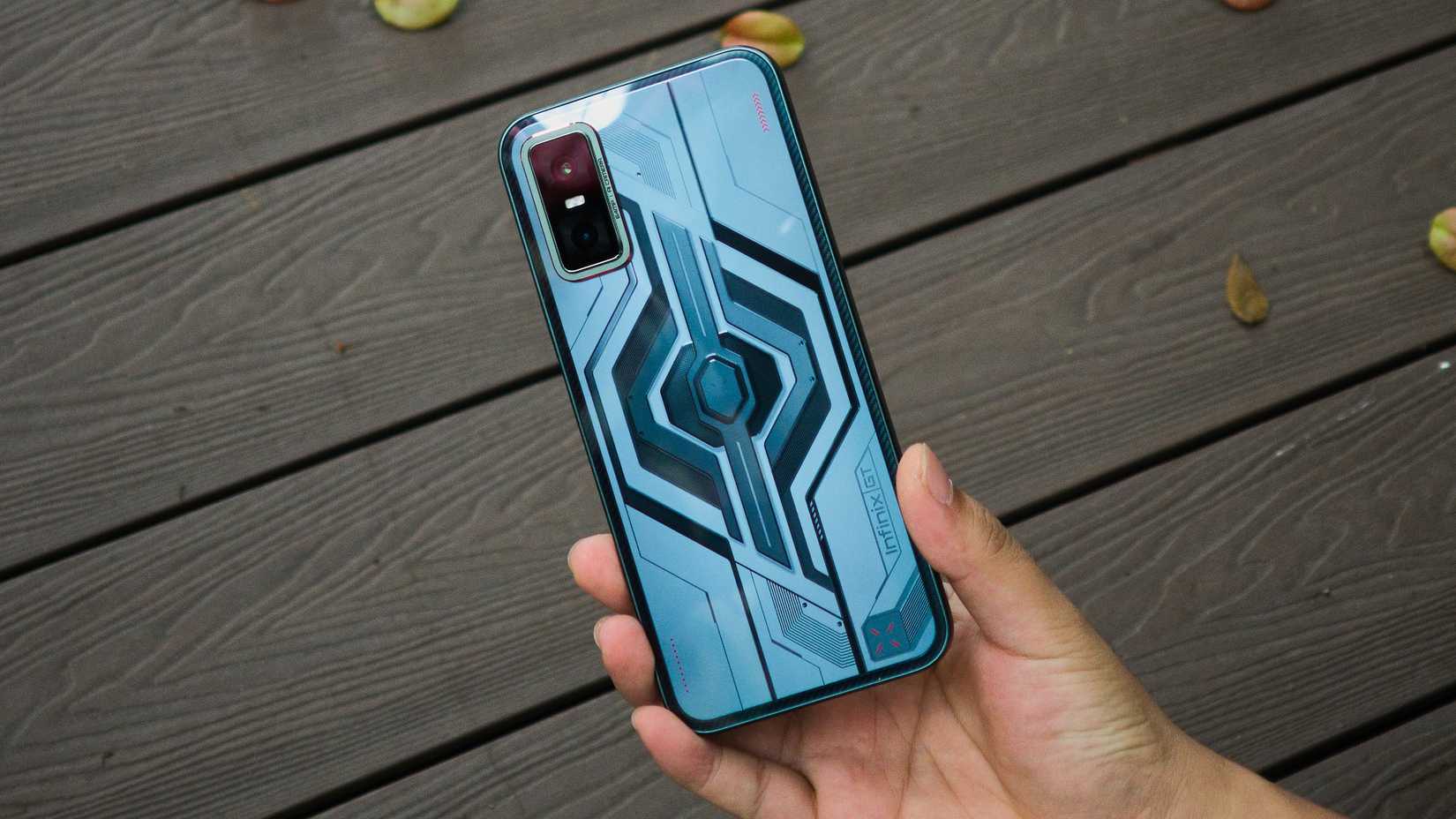 شخص يحمل هاتف Infinix GT 30 الذكي