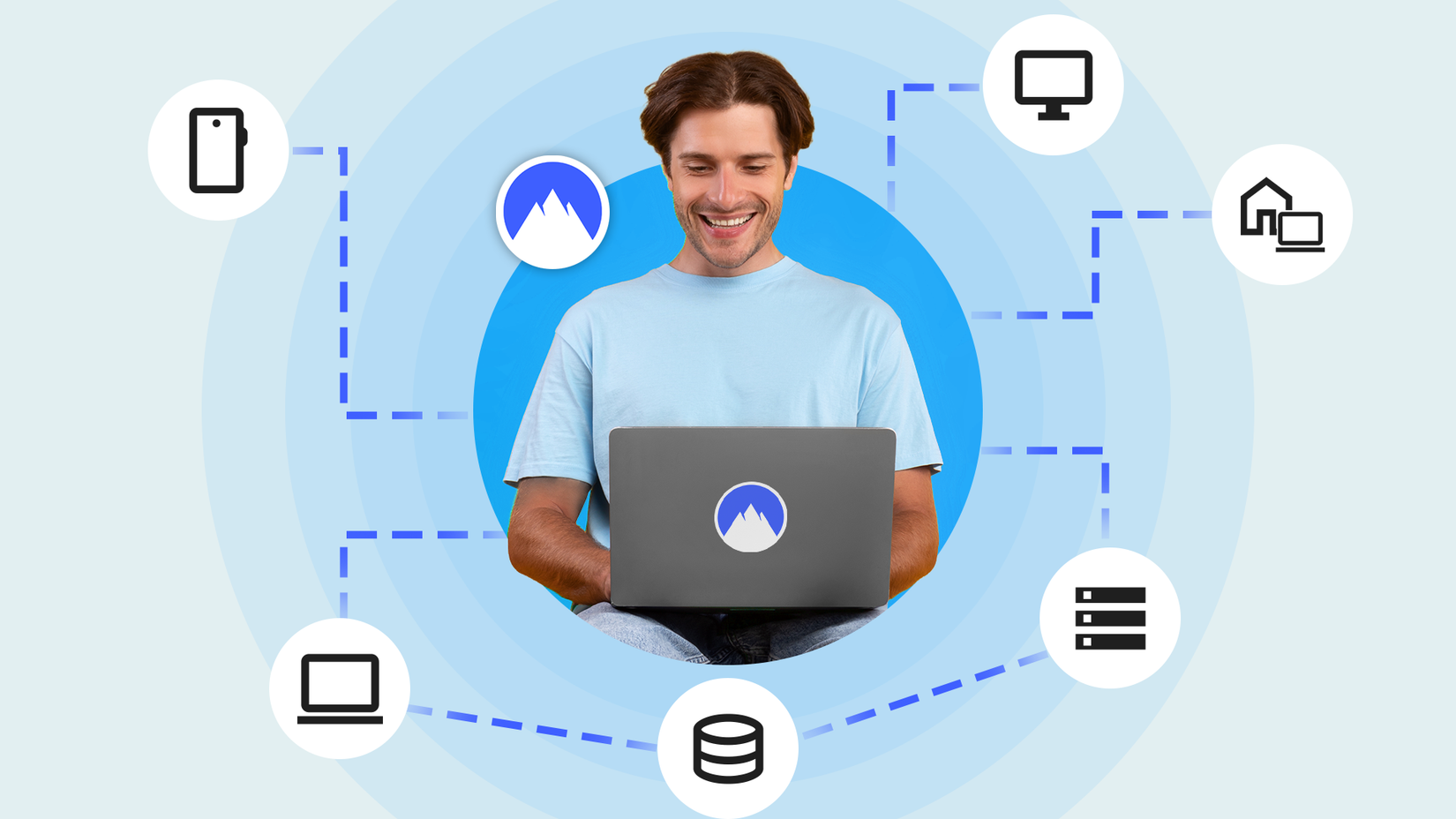 Homem sorrindo enquanto usa um laptop com o logotipo da NordVPN, cercado por ícones que representam dispositivos conectados, como smartphone, desktop, laptop e servidor.
