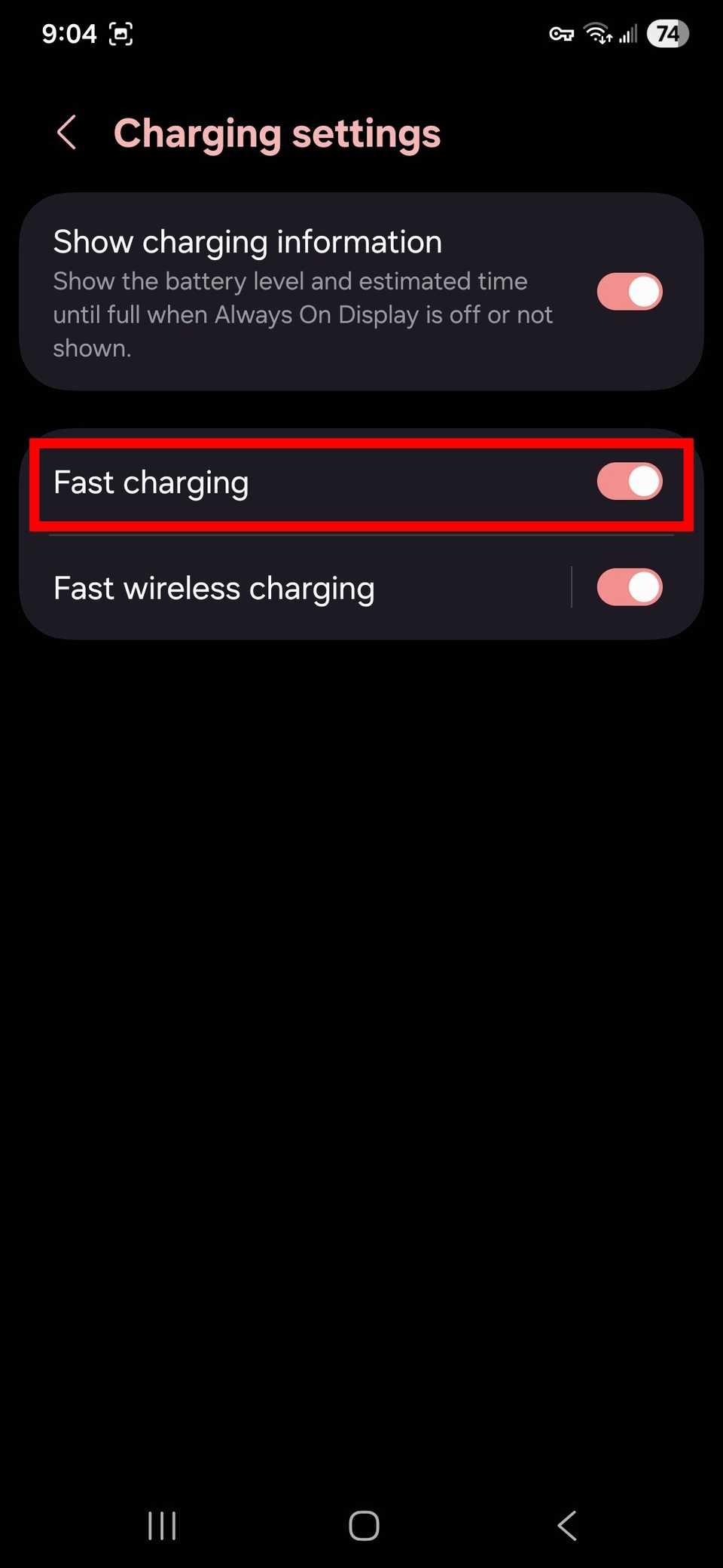 مخطط مستطيل أحمر يسلط الضوء على مفتاح الشحن السريع في إعدادات الشحن على One UI 8