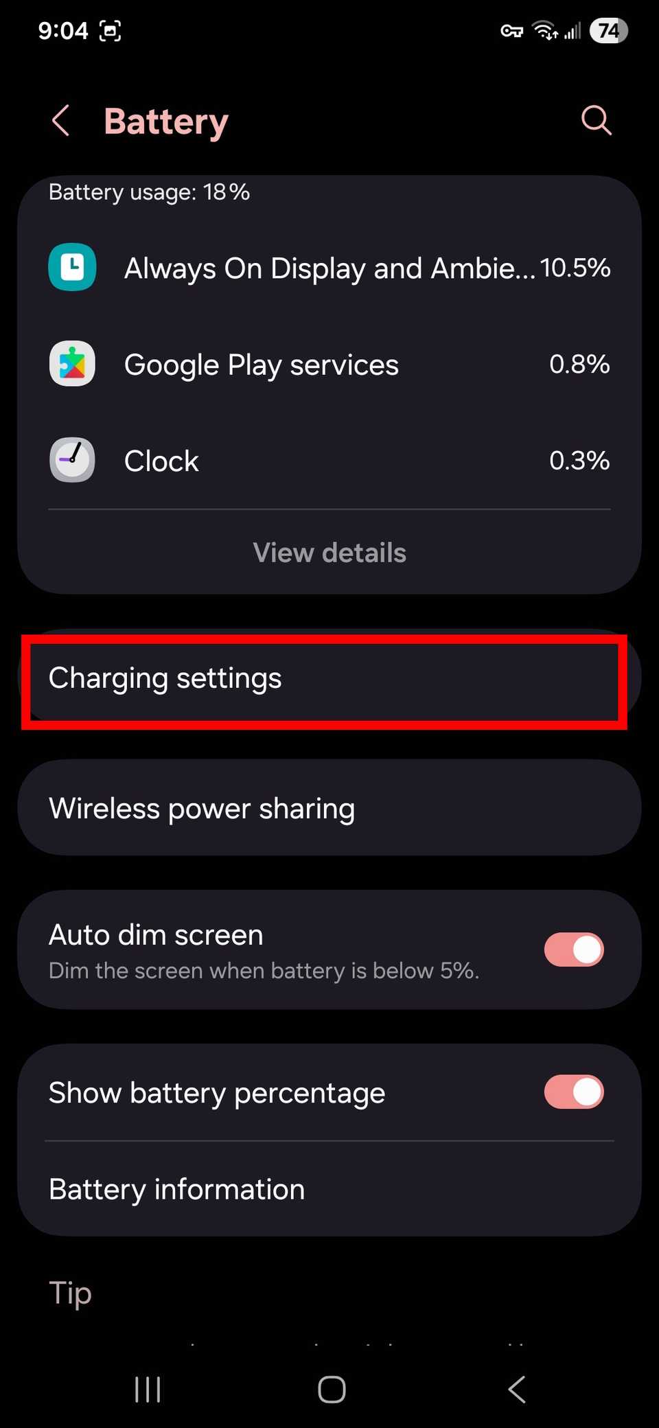 مخطط مستطيل أحمر يسلط الضوء على إعدادات الشحن في قائمة البطارية في One UI 8