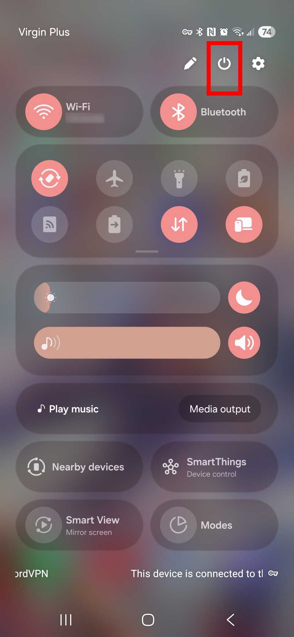 مخطط مستطيل أحمر يسلط الضوء على رمز زر الطاقة في لوحة Galaxy السريعة على One UI 8