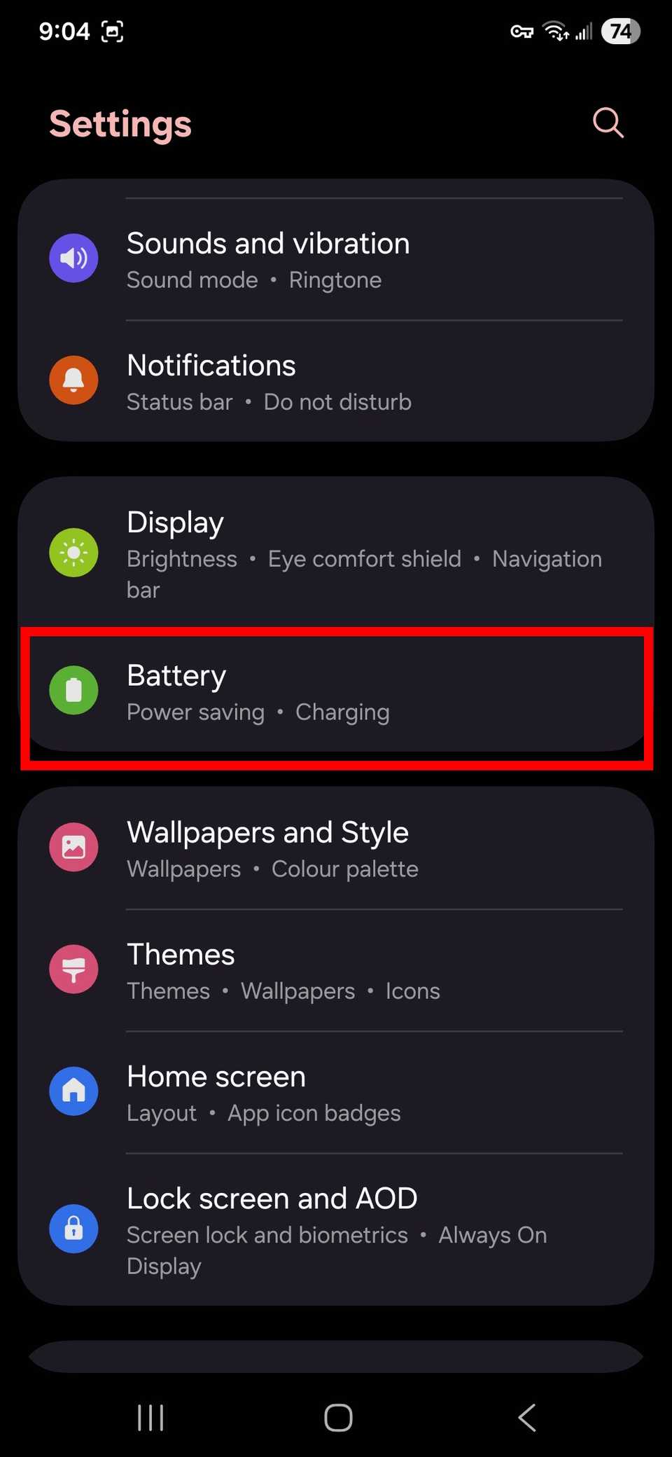 مخطط مستطيل أحمر يسلط الضوء على البطارية في قائمة إعدادات Samsung في One UI 8