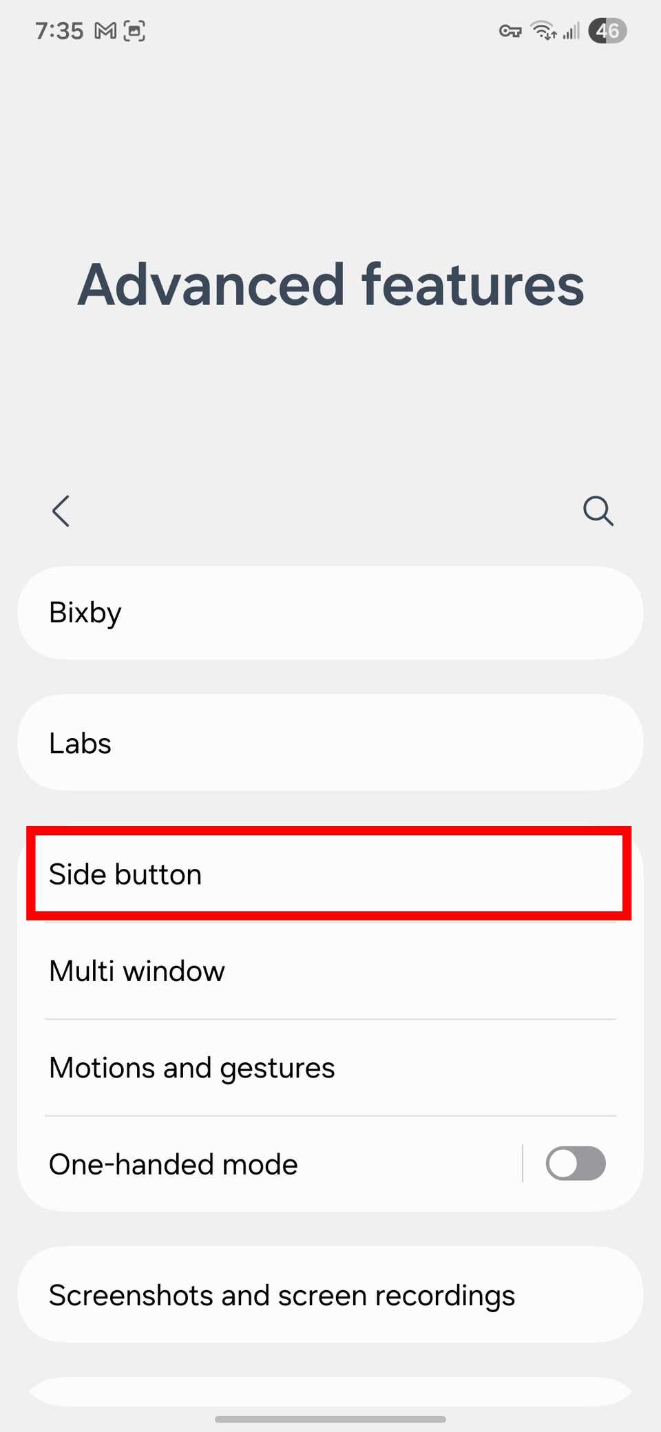 مخطط مستطيل أحمر يبرز الزر الجانبي في إعدادات الميزات المتقدمة في One UI 8
