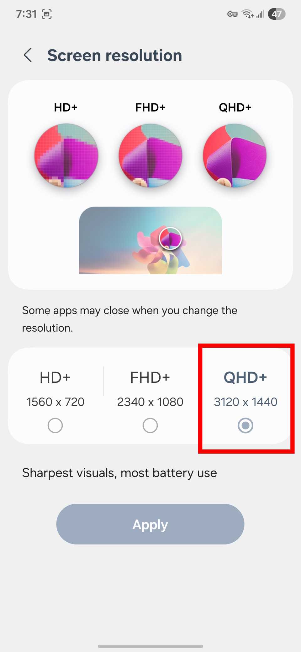 مخطط مستطيل أحمر يسلط الضوء على QHD+ في إعدادات دقة الشاشة على One UI 8