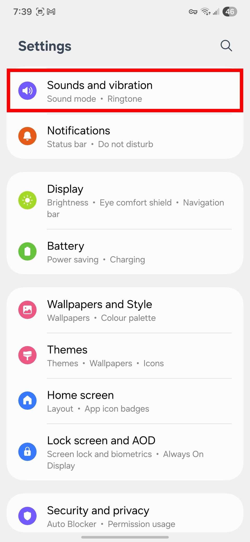 إعدادات Samsung Galaxy S24 الـ 15 التي يجب عليك تغييرها على الفور 20 مخطط مستطيل أحمر يسلط الضوء على الأصوات والاهتزازات في إعدادات Samsung على One UI 8