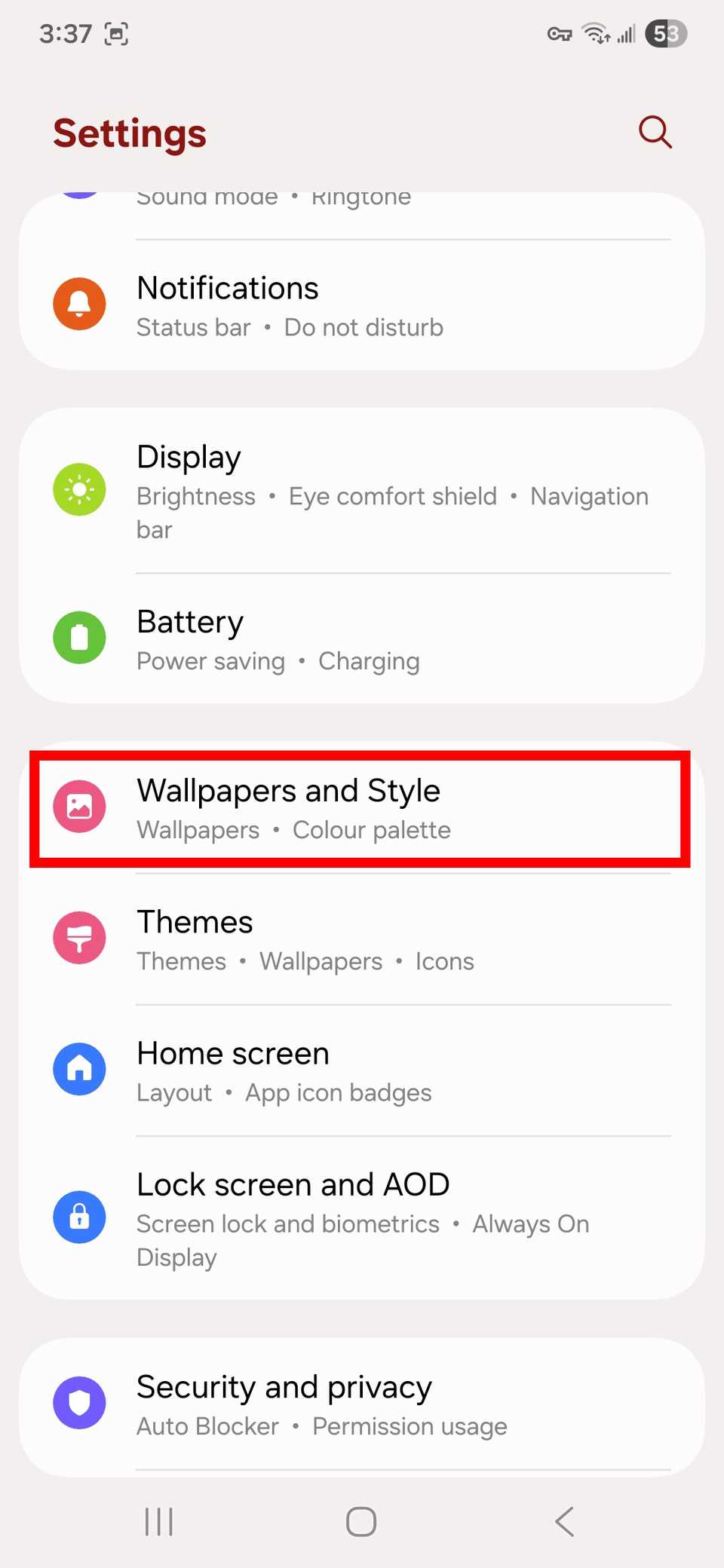 مخطط مستطيل أحمر يسلط الضوء على الخلفيات والنمط في إعدادات Samsung على One UI 8