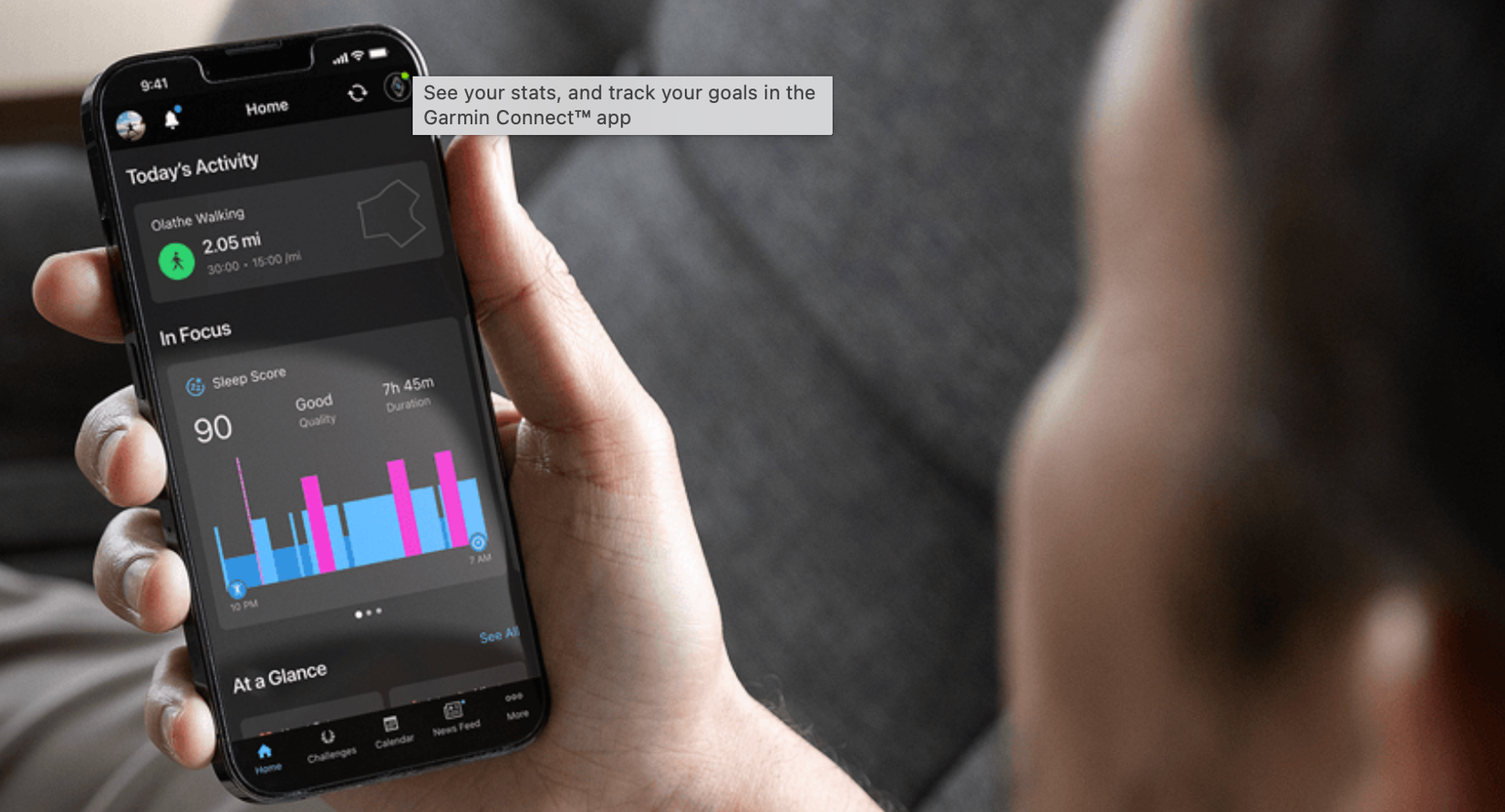 Uma pessoa segura um telefone com o aplicativo Garmin Connect aberto 