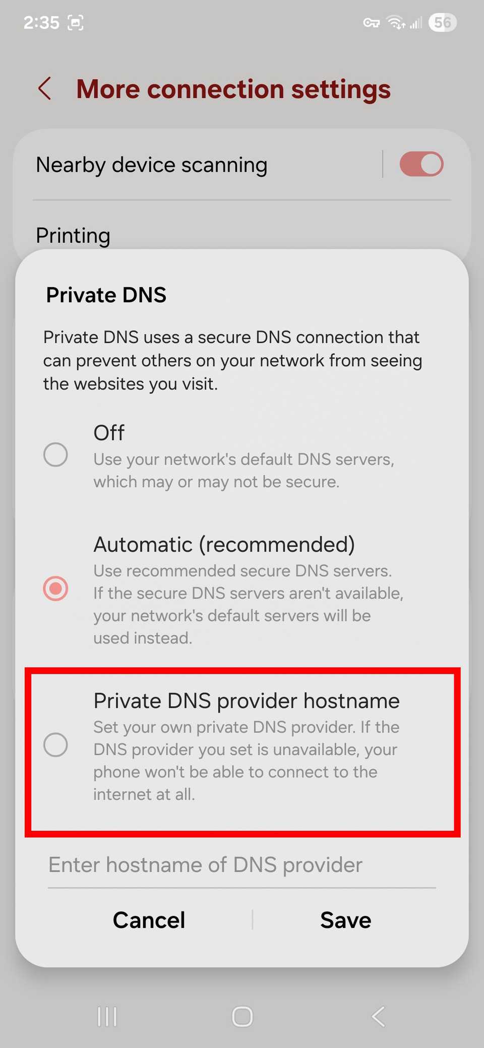 مخطط مستطيل أحمر يسلط الضوء على خيار اسم مضيف موفر DNS الخاص في خيارات DNS الخاصة على Samsung