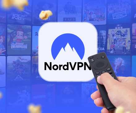 Mão segurando um controle remoto de TV apontado para o logotipo da NordVPN, com miniaturas de programas de streaming no fundo e pedaços de pipoca flutuando no ar.