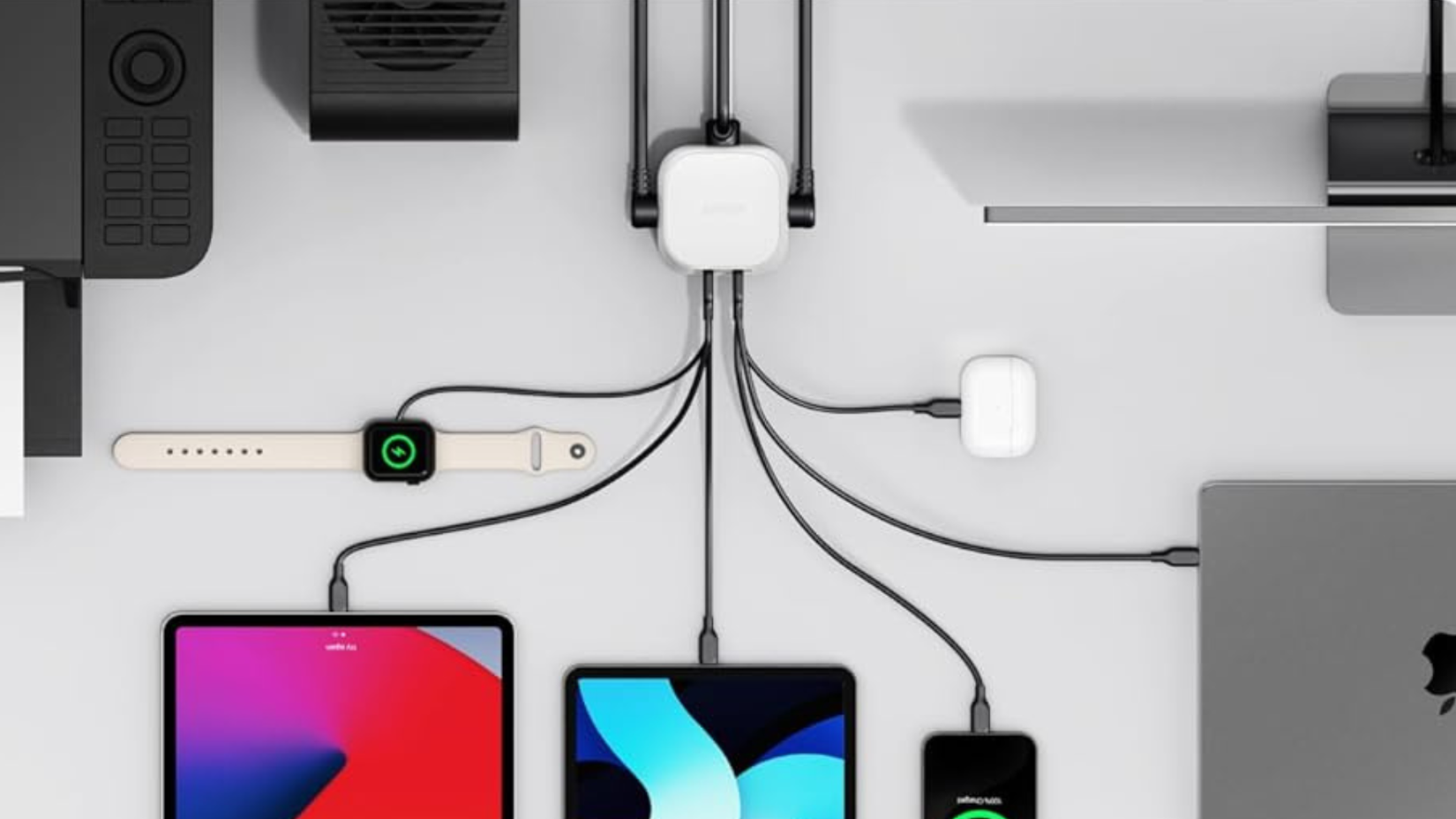 Estação de carregamento Anker conectada a vários dispositivos