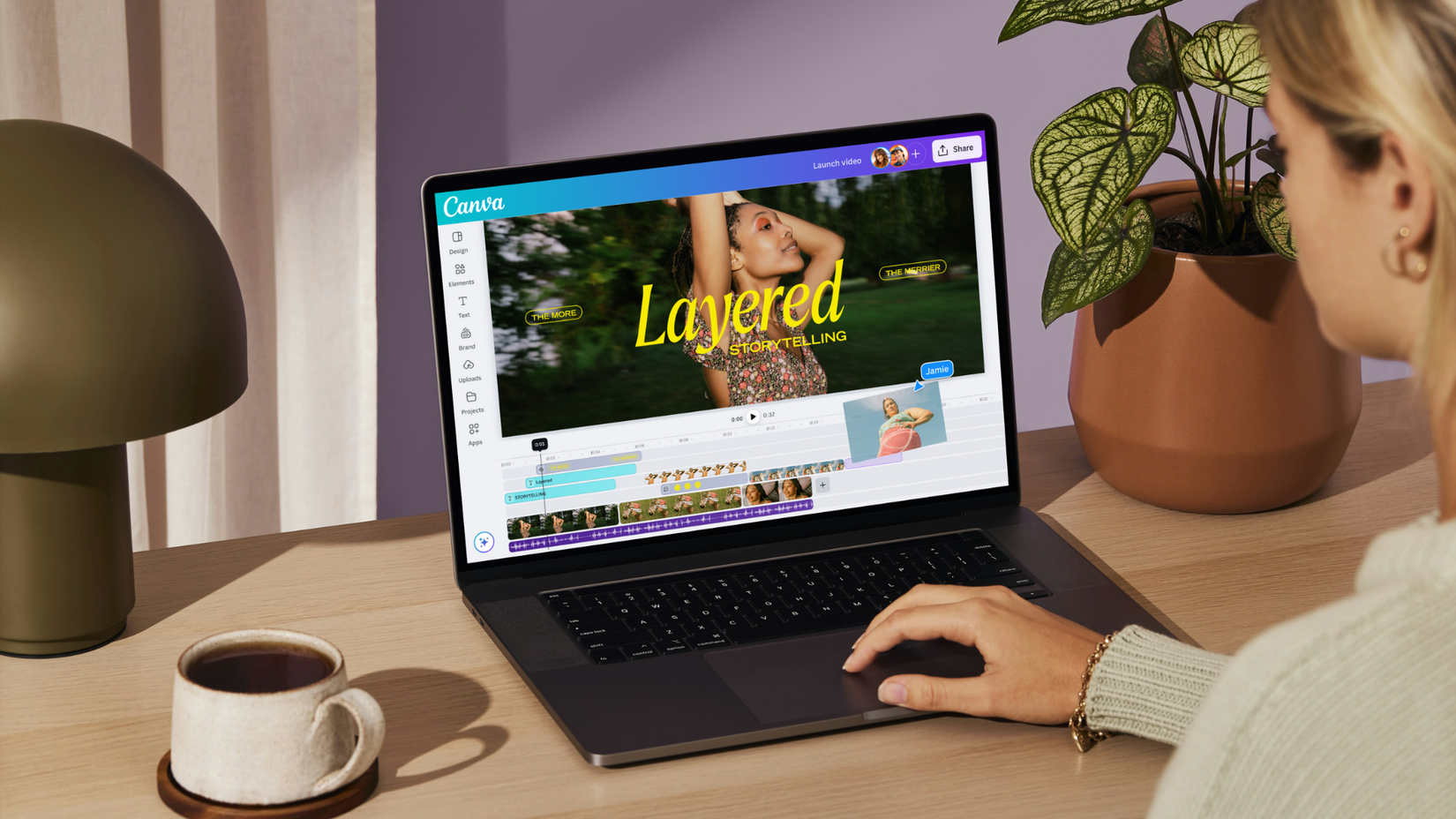 Uma pessoa editando um vídeo no Canva em um laptop em uma mesa com uma planta e uma xícara de café por perto.”