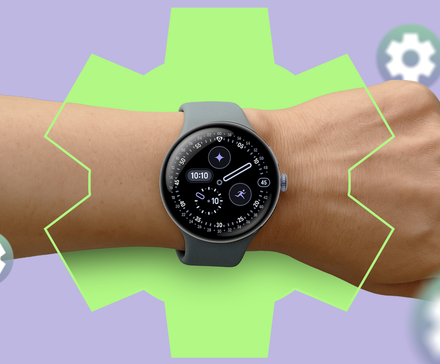 تعلمت Pixel Watch 4 للتو حيلتين رائعتين جديدتين 1 معصم شخص يرتدي Google Pixel Watch 4، مع شكل ترس أخضر كبير خلفه وأيقونات ترس أصغر تطفو حوله.