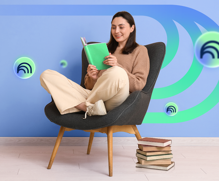 لا تعد مجموعات شرائح NotebookLM المخصصة للاجتماعات فقط. إليك ما أستخدمه من أجله بدلاً من ذلك 1 امرأة تجلس على كرسي تقرأ كتابًا، مع أيقونات NotebookLM الملونة التي تطفو حولها ومجموعة من الكتب على الأرض بجوار الكرسي