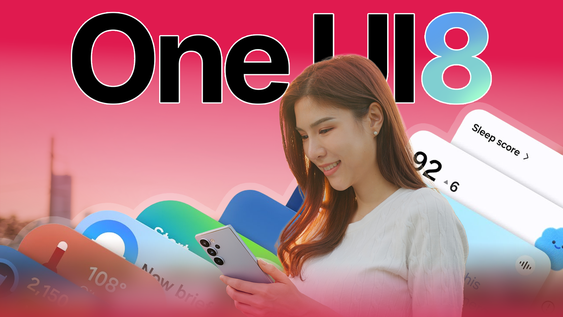 Una donna sorridente mentre utilizza uno smartphone Samsung Galaxy, con le colorate schede di interfaccia One UI 8 sullo sfondo.