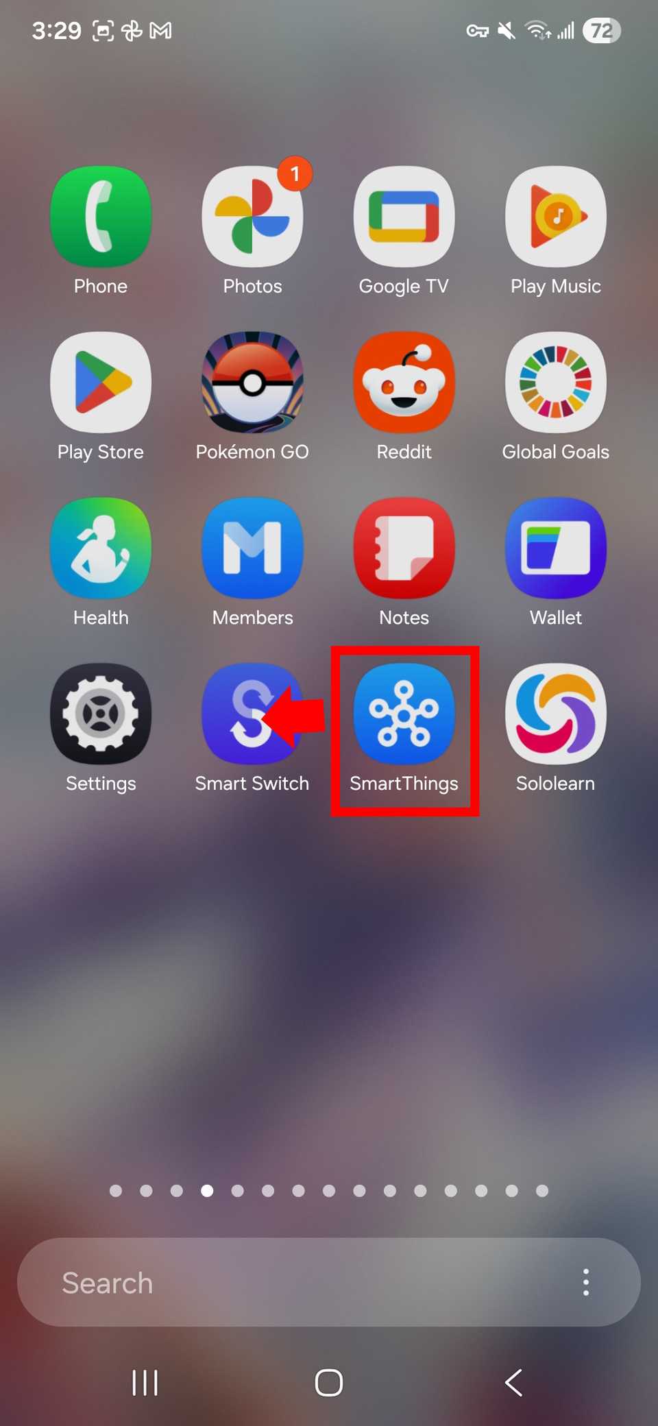 مخطط مستطيل أحمر يسلط الضوء على أيقونة تطبيق بسهم فوق أيقونة تطبيق أخرى في شاشة التطبيق
