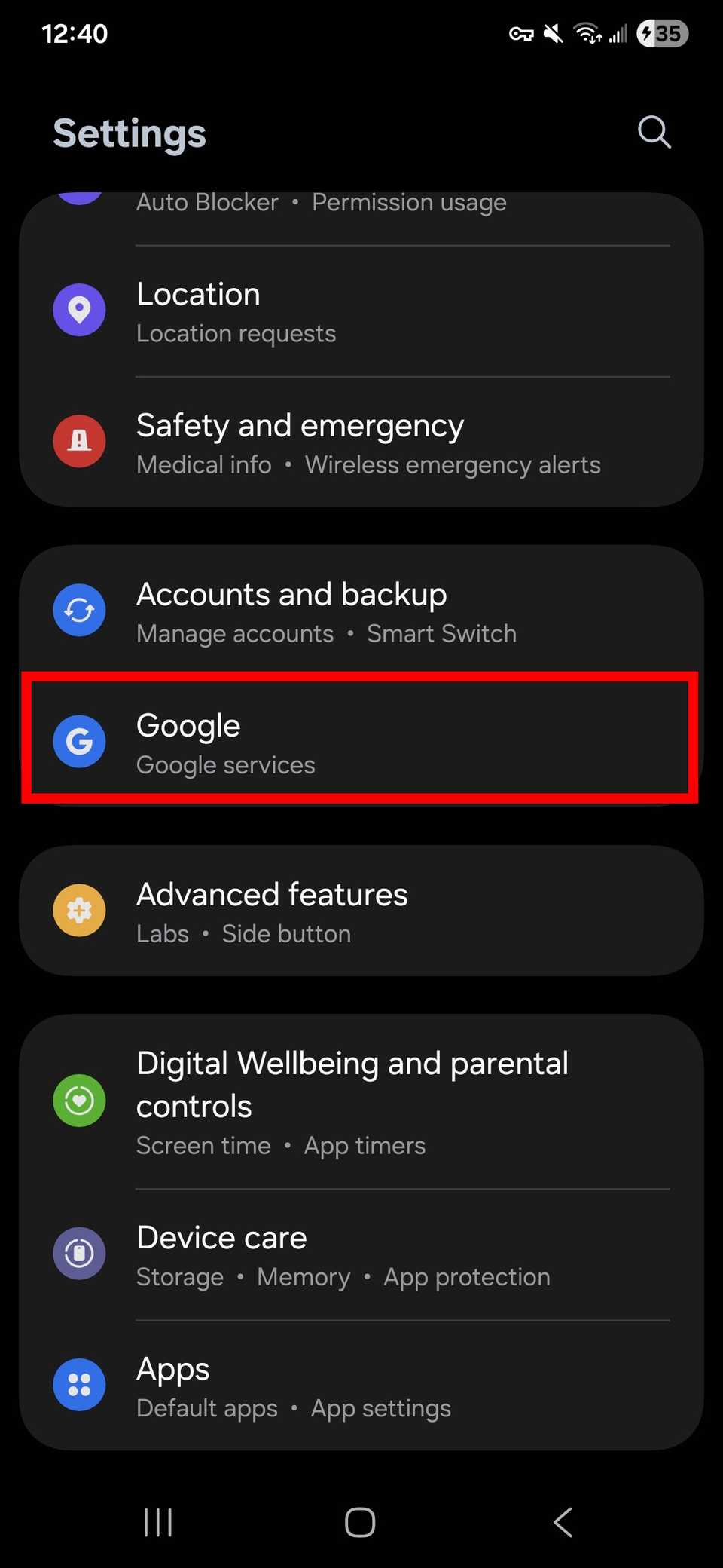Contorno del rettangolo rosso che evidenzia Google nelle impostazioni del telefono Android