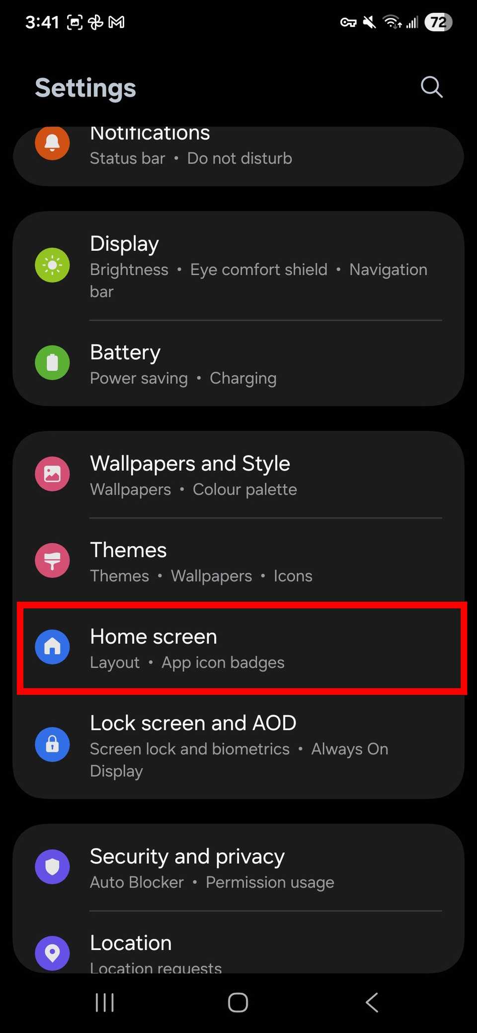 مخطط مستطيل أحمر يسلط الضوء على الشاشة الرئيسية في إعدادات Samsung على One UI 8