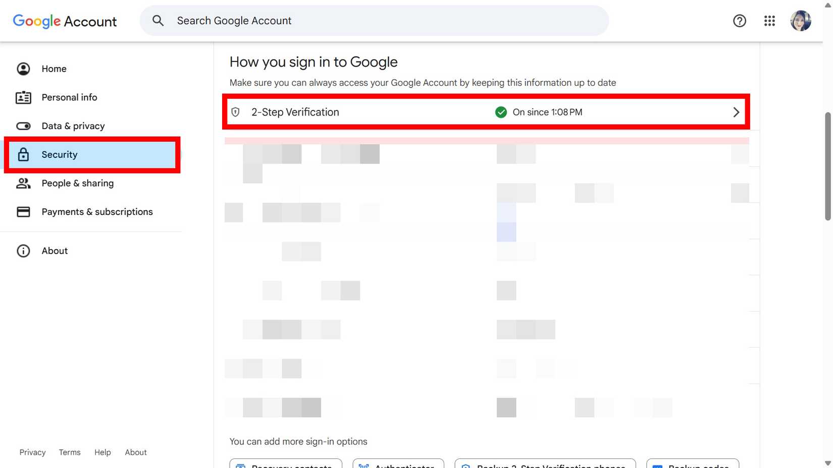 Dois contornos de retângulo vermelho destacando segurança e verificação em duas etapas para uma conta do Google