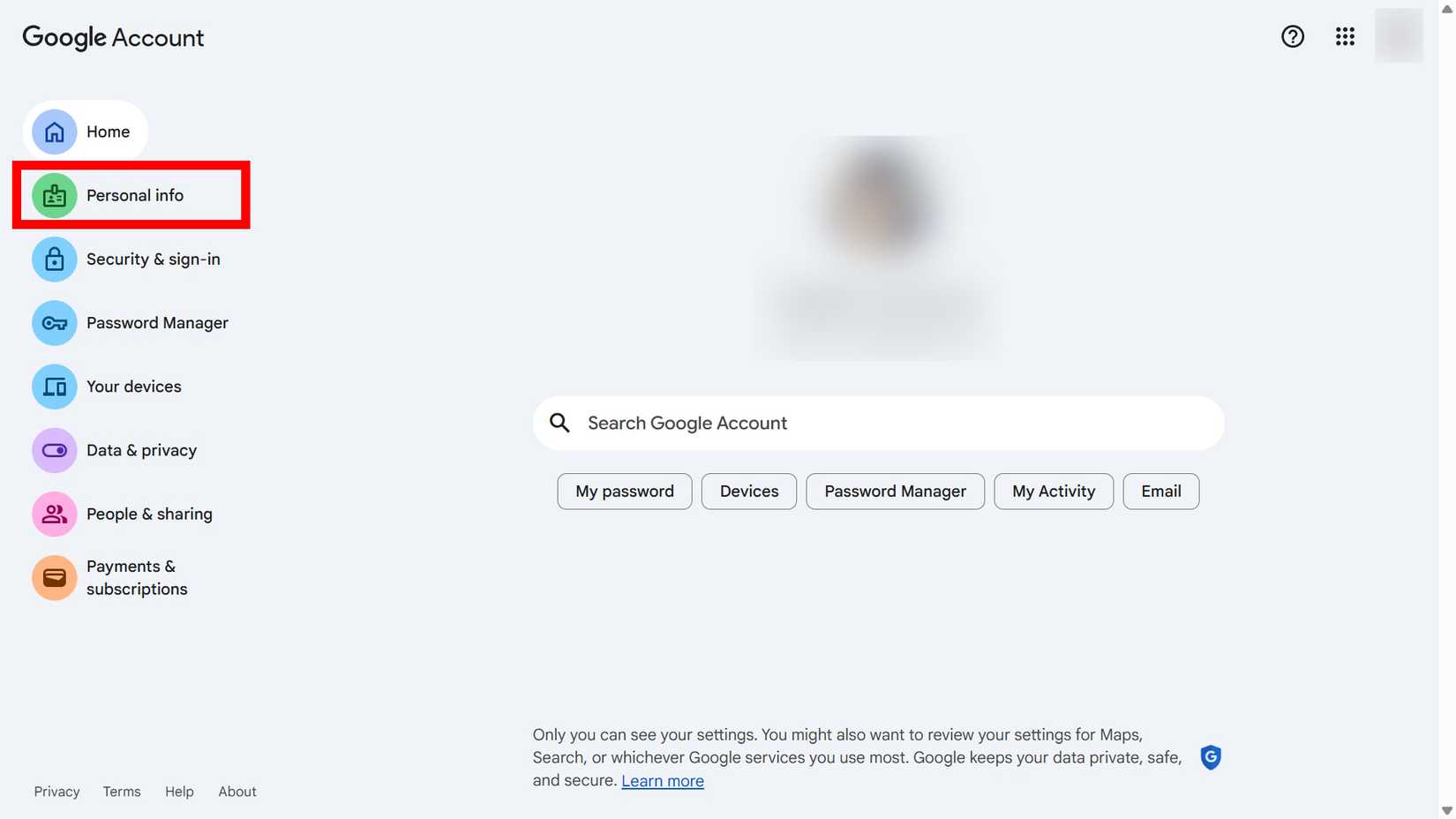 مخطط مستطيل أحمر يبرز علامة التبويب الشخصية في القائمة اليسرى لحساب Google على سطح المكتب