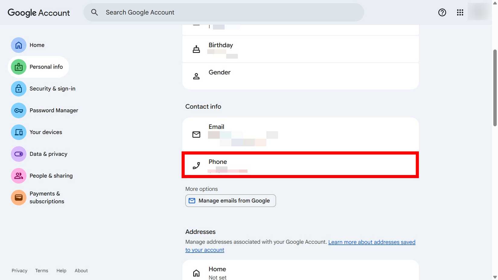 كيفية تحديث رقم هاتفك على حسابك في جوجل 12 مخطط مستطيل أحمر يبرز الهاتف ضمن معلومات الاتصال في صفحة المعلومات الشخصية