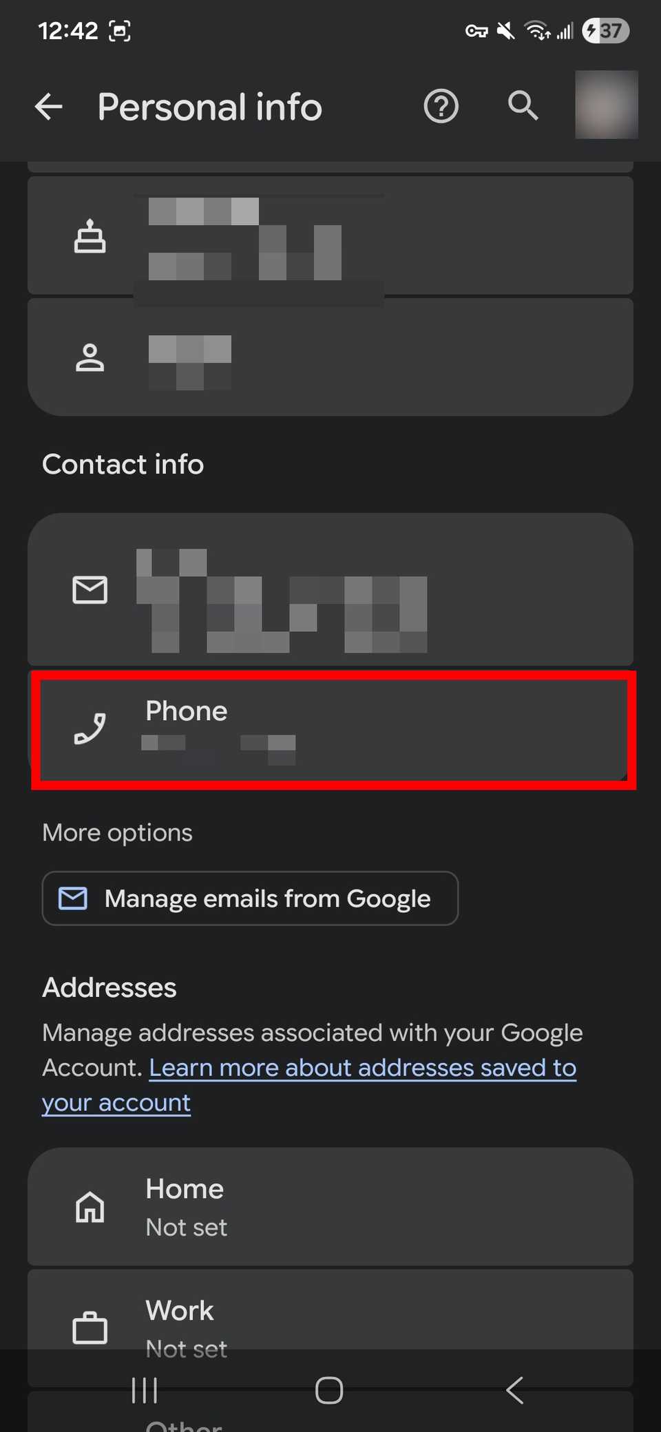 مخطط مستطيل أحمر يسلط الضوء على قسم الهاتف ضمن معلومات الاتصال في حساب Google