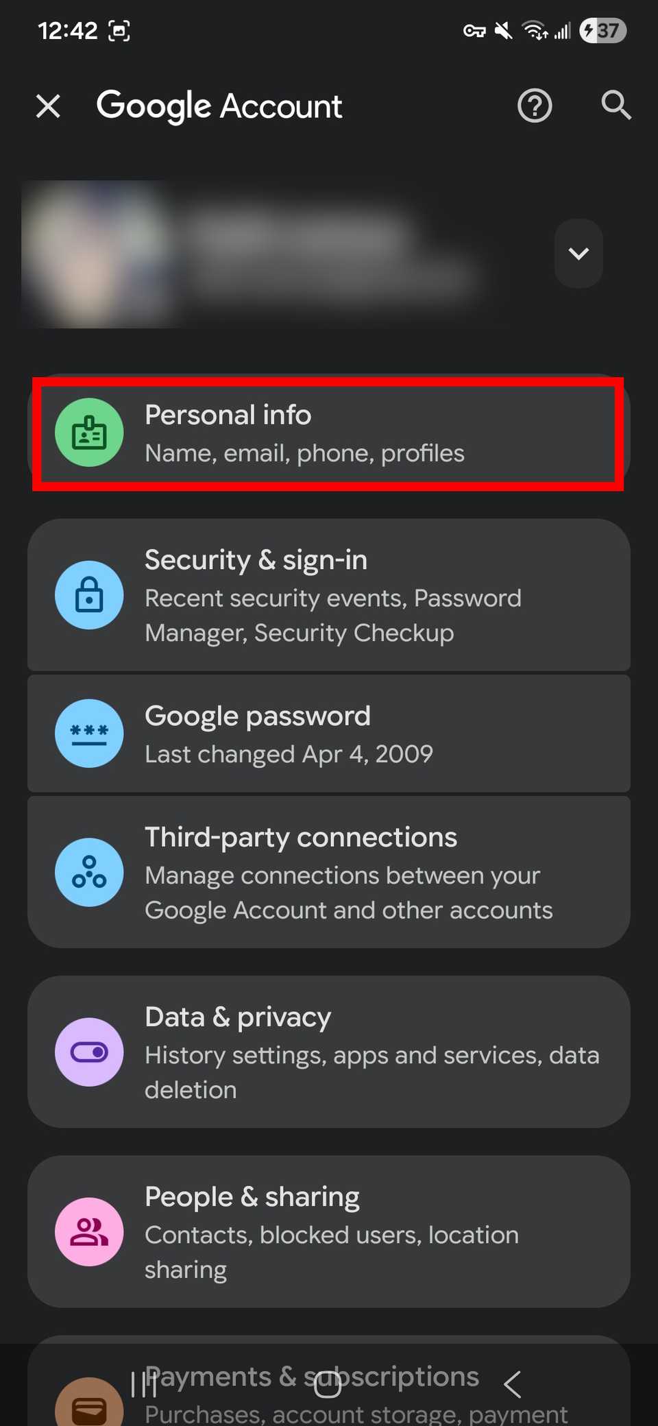 كيفية تحديث رقم هاتفك على حسابك في جوجل 2 مخطط مستطيل أحمر يسلط الضوء على المعلومات الشخصية على حساب Google