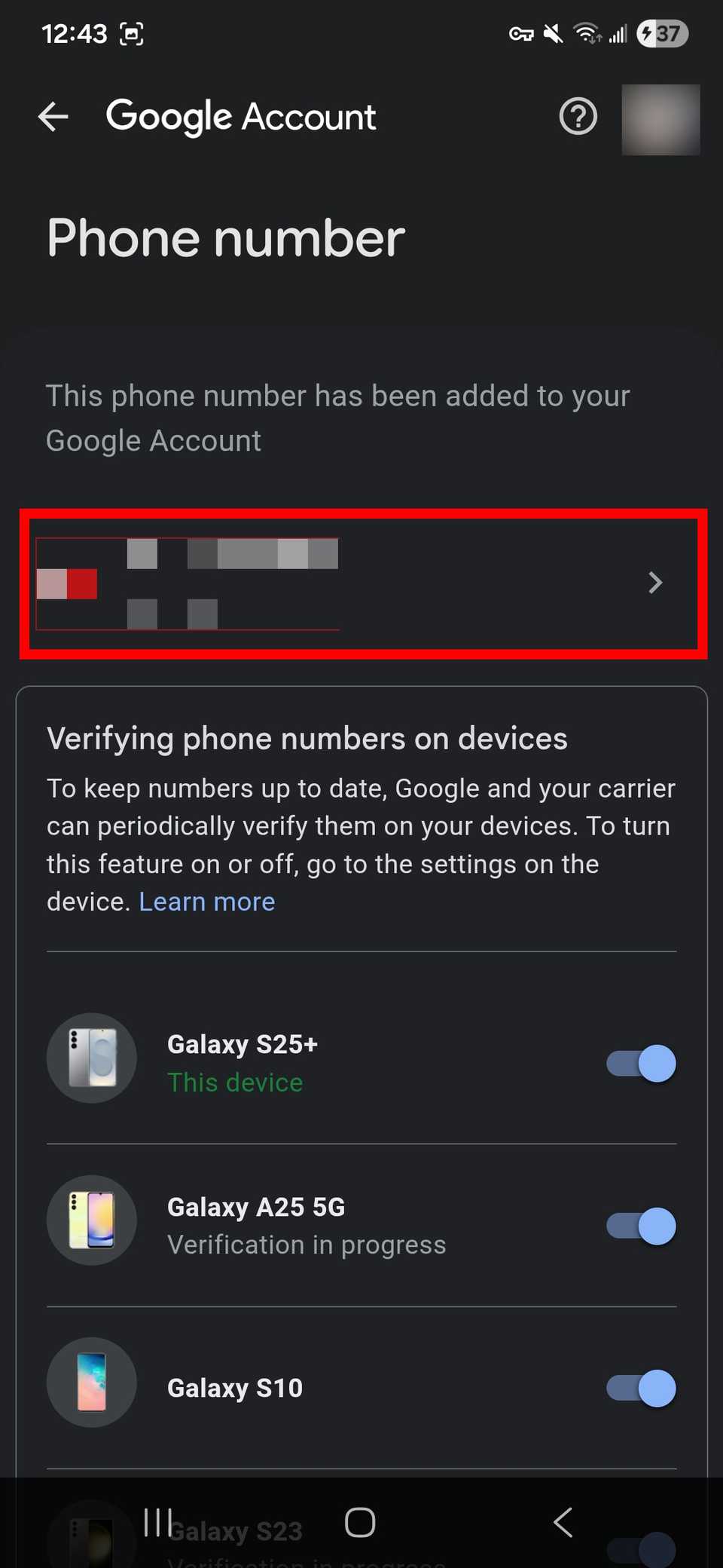 مخطط مستطيل أحمر يبرز رقم الهاتف ضمن حساب Google في قسم رقم الهاتف