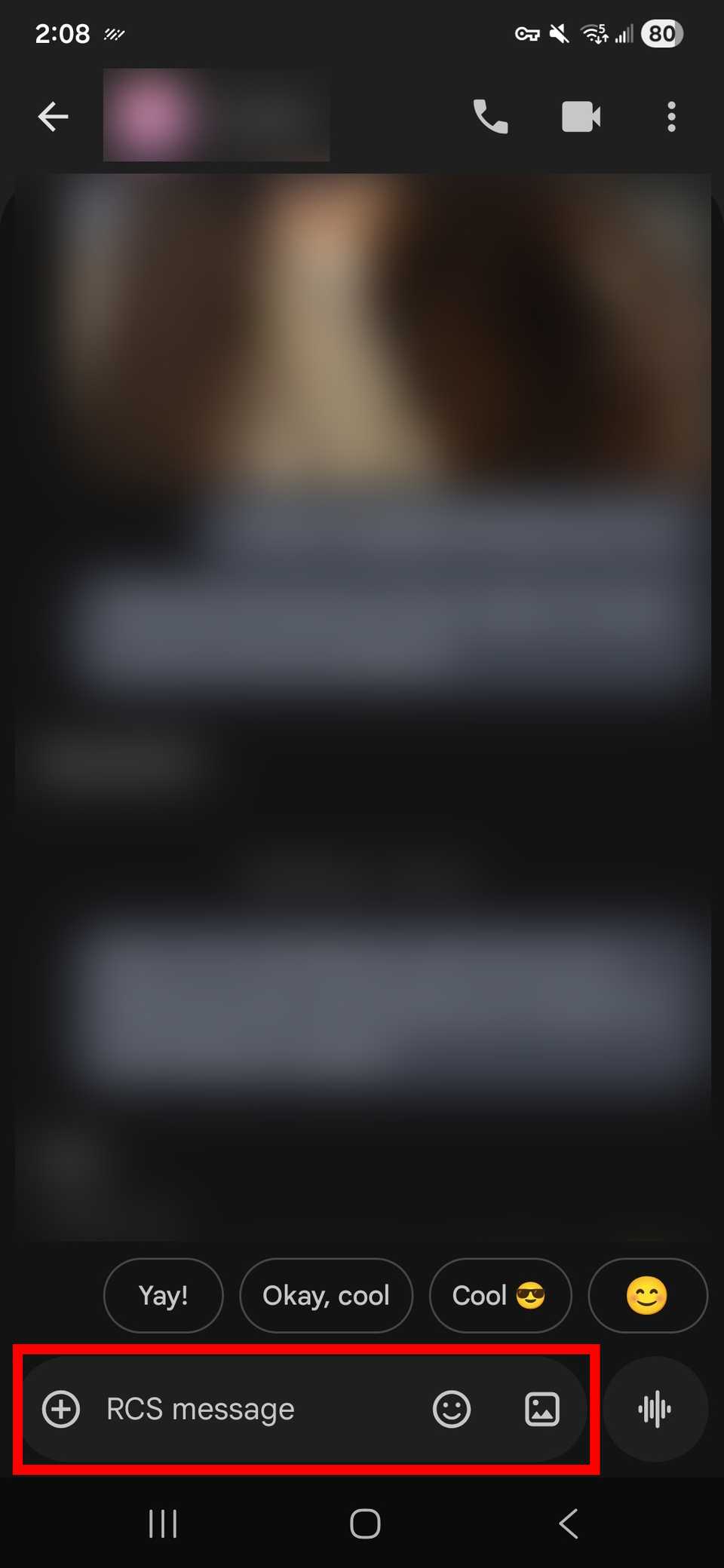 مخطط مستطيل أحمر يسلط الضوء على حقل نص رسالة RCS في رسائل Google