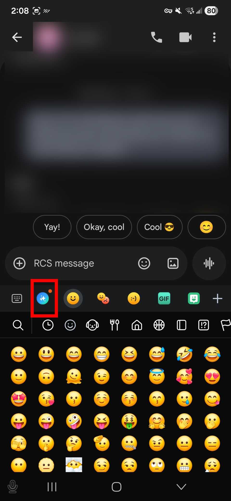 مخطط مستطيل أحمر يسلط الضوء على أيقونة ملصقات AI في لوحة مفاتيح Samsung