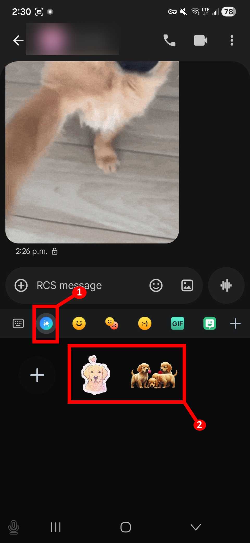 كيفية إنشاء وإرسال ملصقات AI باستخدام لوحة مفاتيح Samsung 12 ملصقان باللون الأحمر يظهران رمز ملصقات AI وتم إنشاء ملصقات AI في لوحة مفاتيح Samsung أثناء الدردشة في رسائل Google