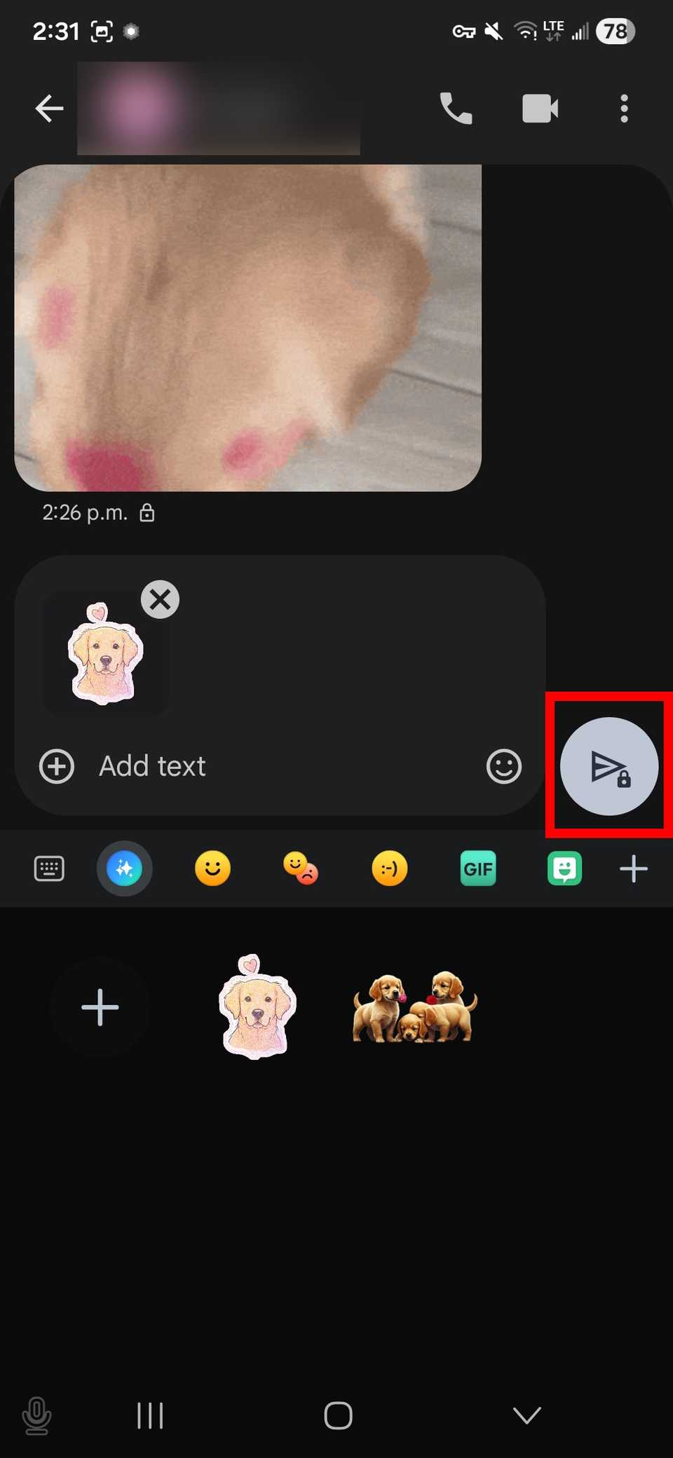 مخطط مستطيل أحمر فوق زر الإرسال بعد تحديد ملصق AI لإرساله على رسائل Google باستخدام لوحة مفاتيح Samsung