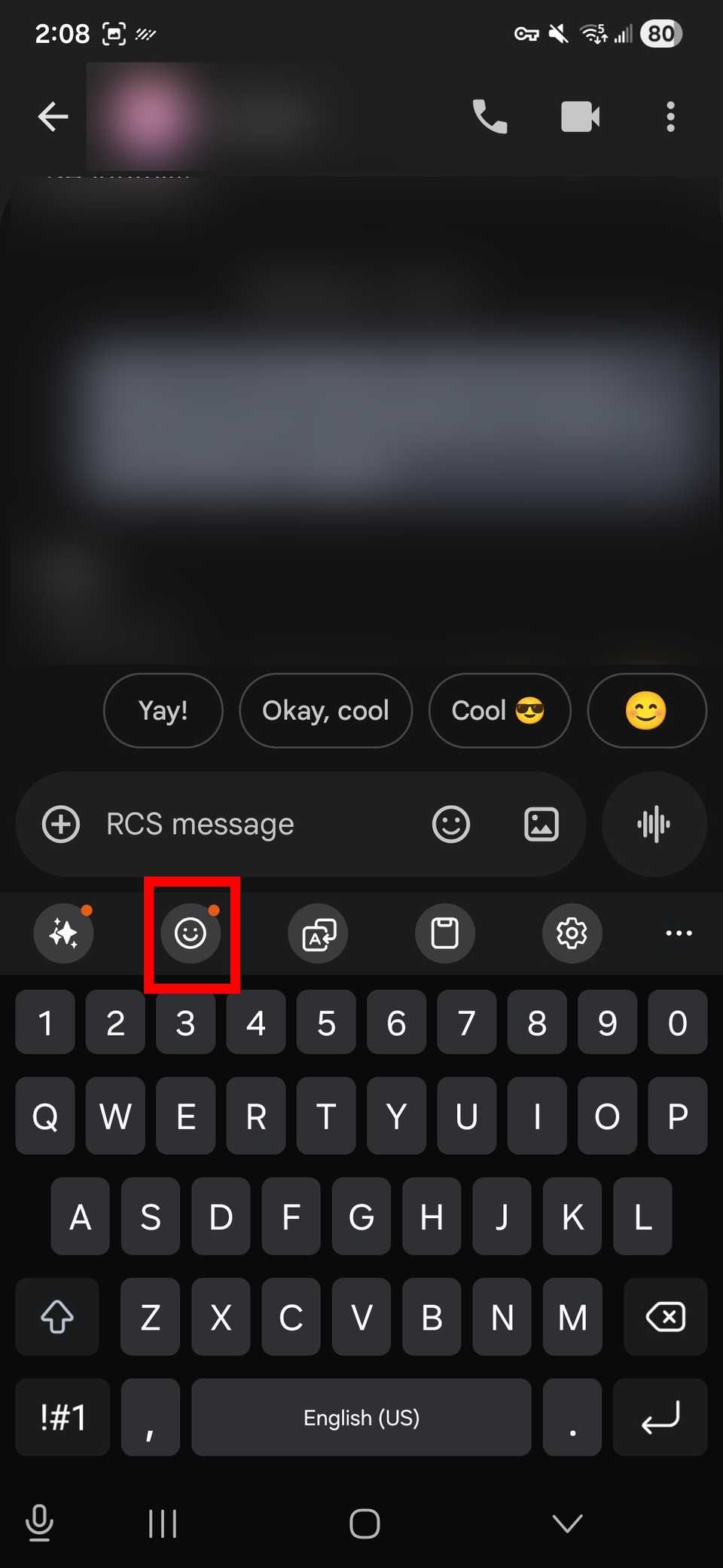 كيفية إنشاء وإرسال ملصقات AI باستخدام لوحة مفاتيح Samsung 5 مخطط مستطيل أحمر فوق أيقونة الوجه المبتسم التعبيرية على لوحة مفاتيح Samsung في رسائل Google
