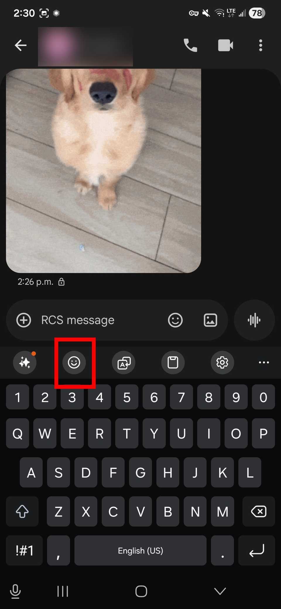 مخطط مستطيل أحمر يظهر رمز الوجه المبتسم على لوحة مفاتيح Samsung في دردشة رسائل Google