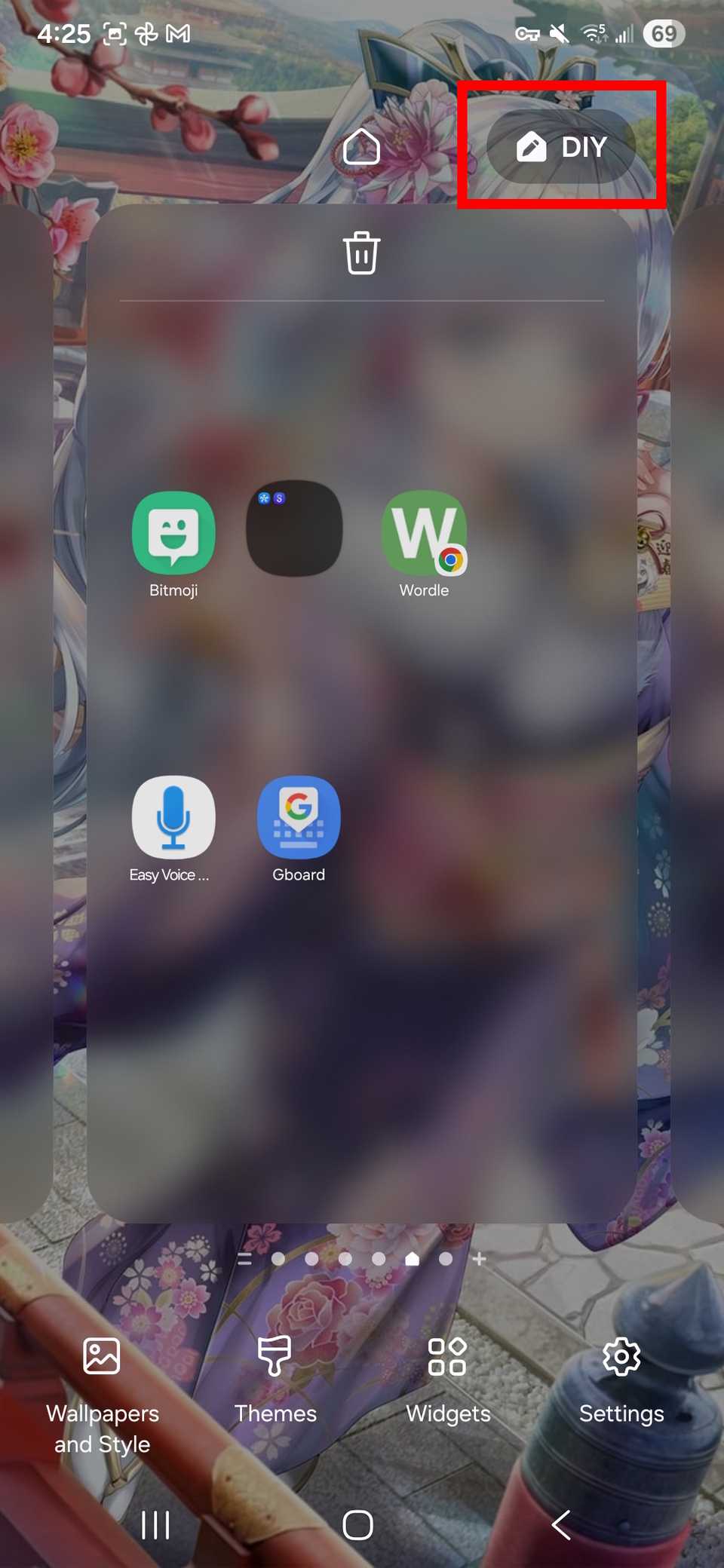 مخطط مستطيل أحمر يسلط الضوء على أيقونة DIY في الزاوية العلوية اليمنى فوق إعدادات تحرير الشاشة الرئيسية